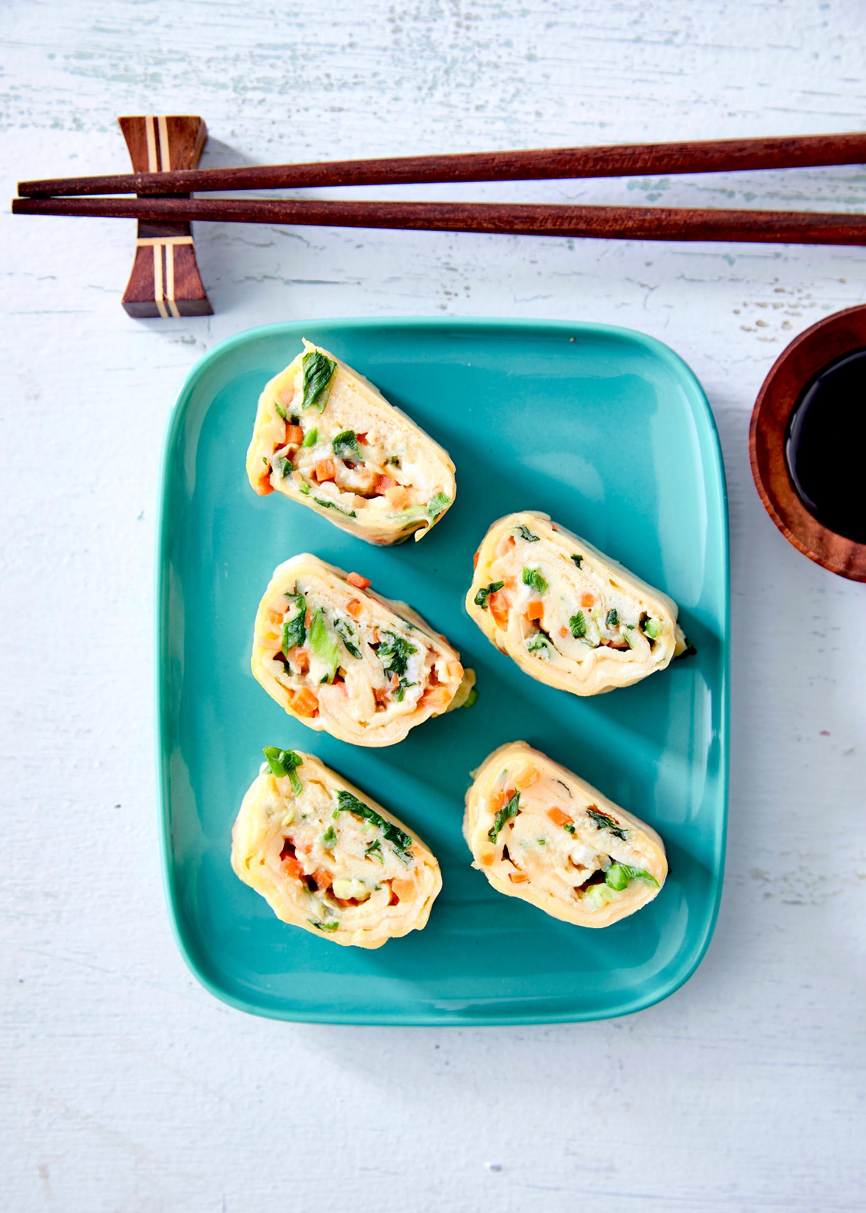 Japanilainen munakasrulla eli tamagoyaki – sopiviksi suupaloiksi leikattu herkku on kuin luotu jaettavaksi
