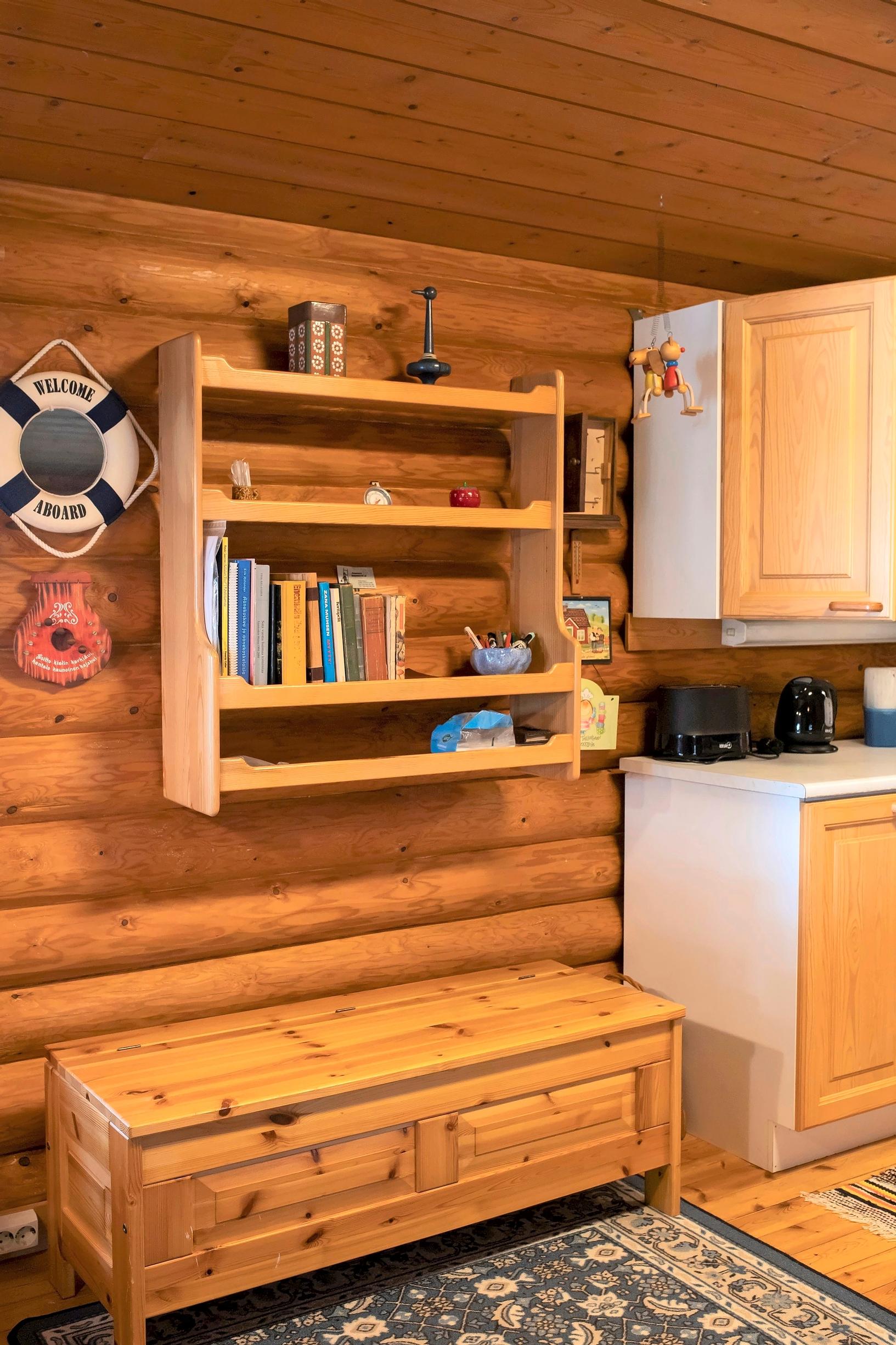 Pyöröhirsimökin kellastuneet seinät