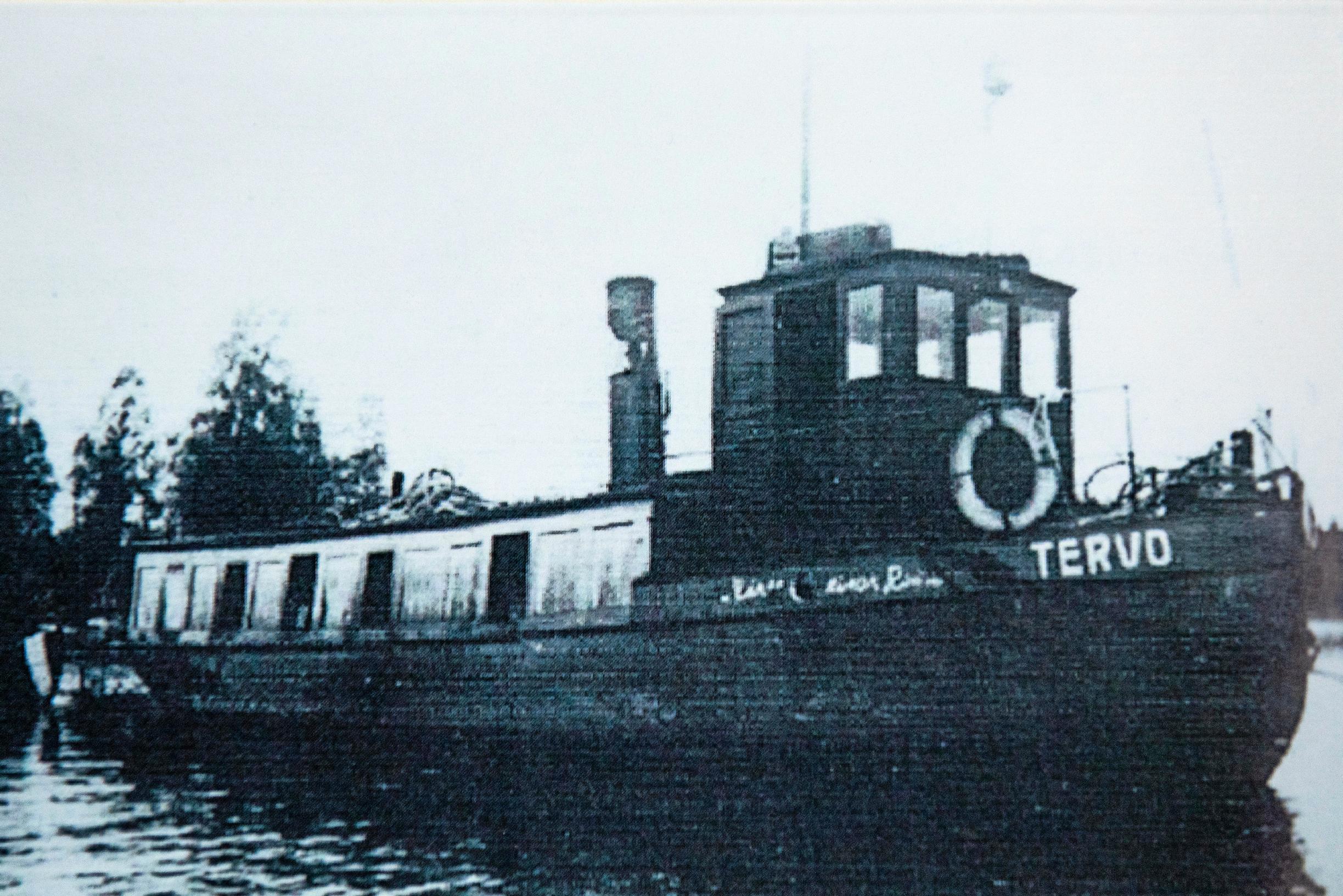 mustavalkokuva vanhasta rautalaiva m/s Tervosta