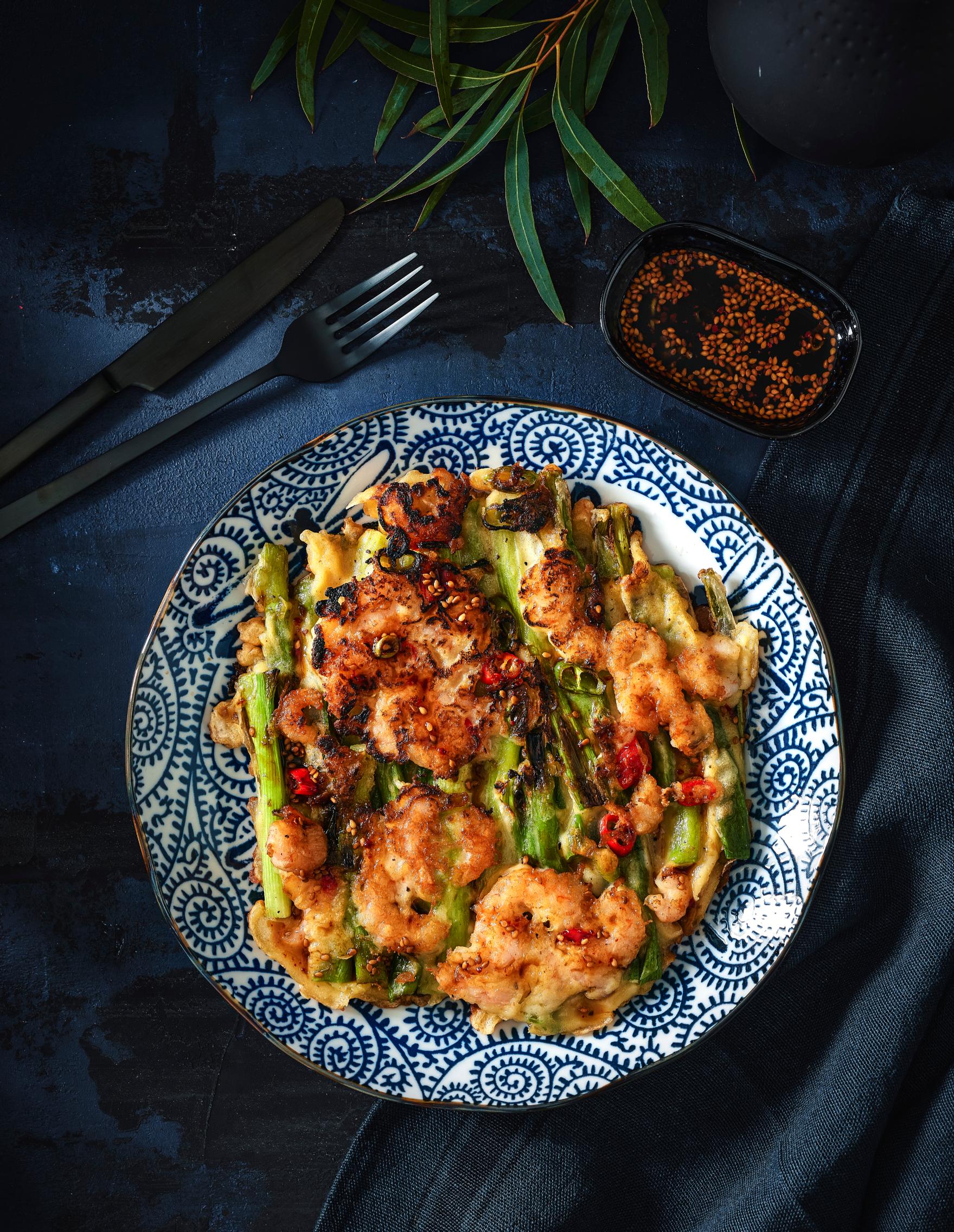 Pajeon eli korealainen pannukakku on rapea pikalounas – toimii paloiteltuna myös dippailtavana sormisyötävänä!