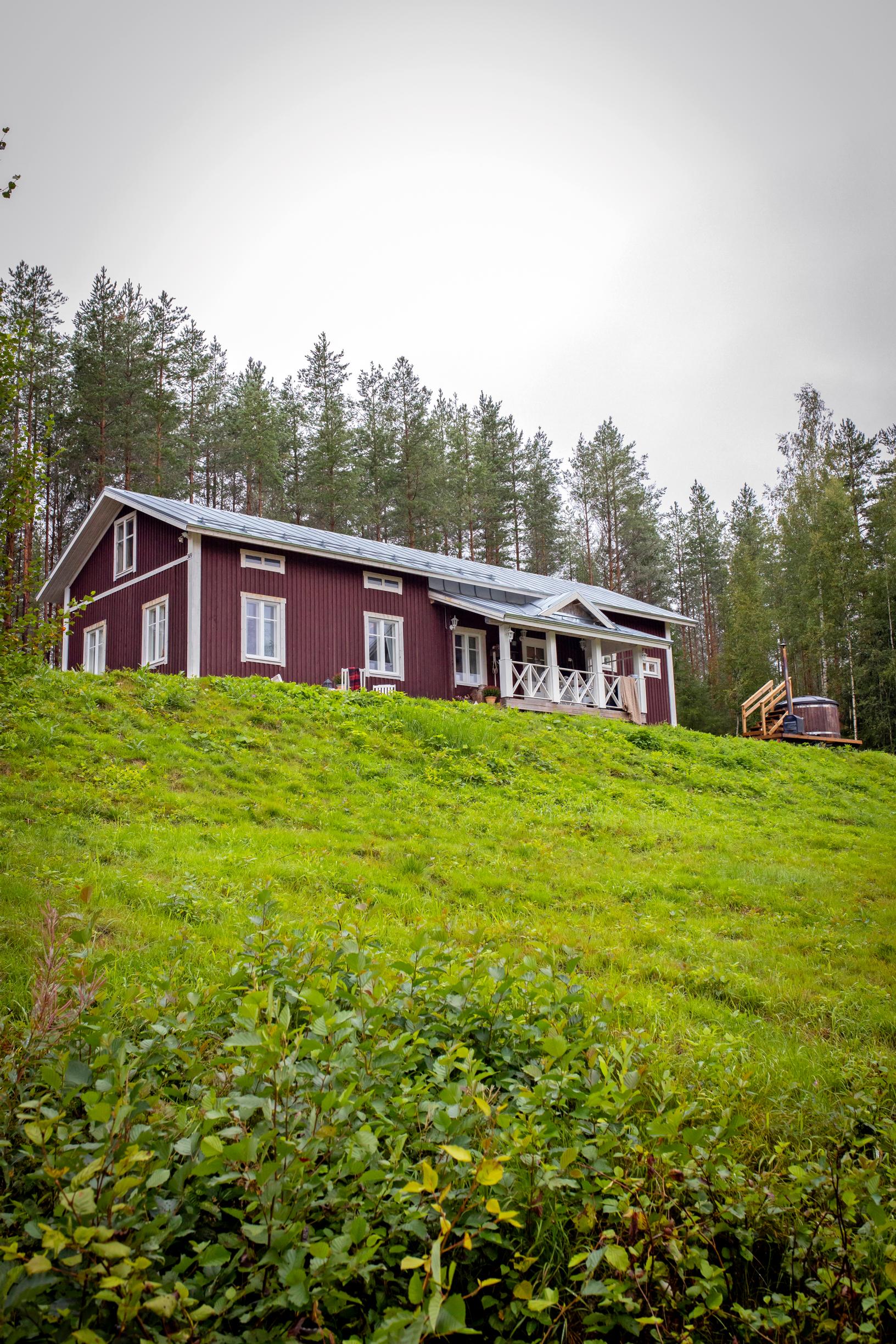 1800-luvulla veistetty hirsitalo mäen päällä