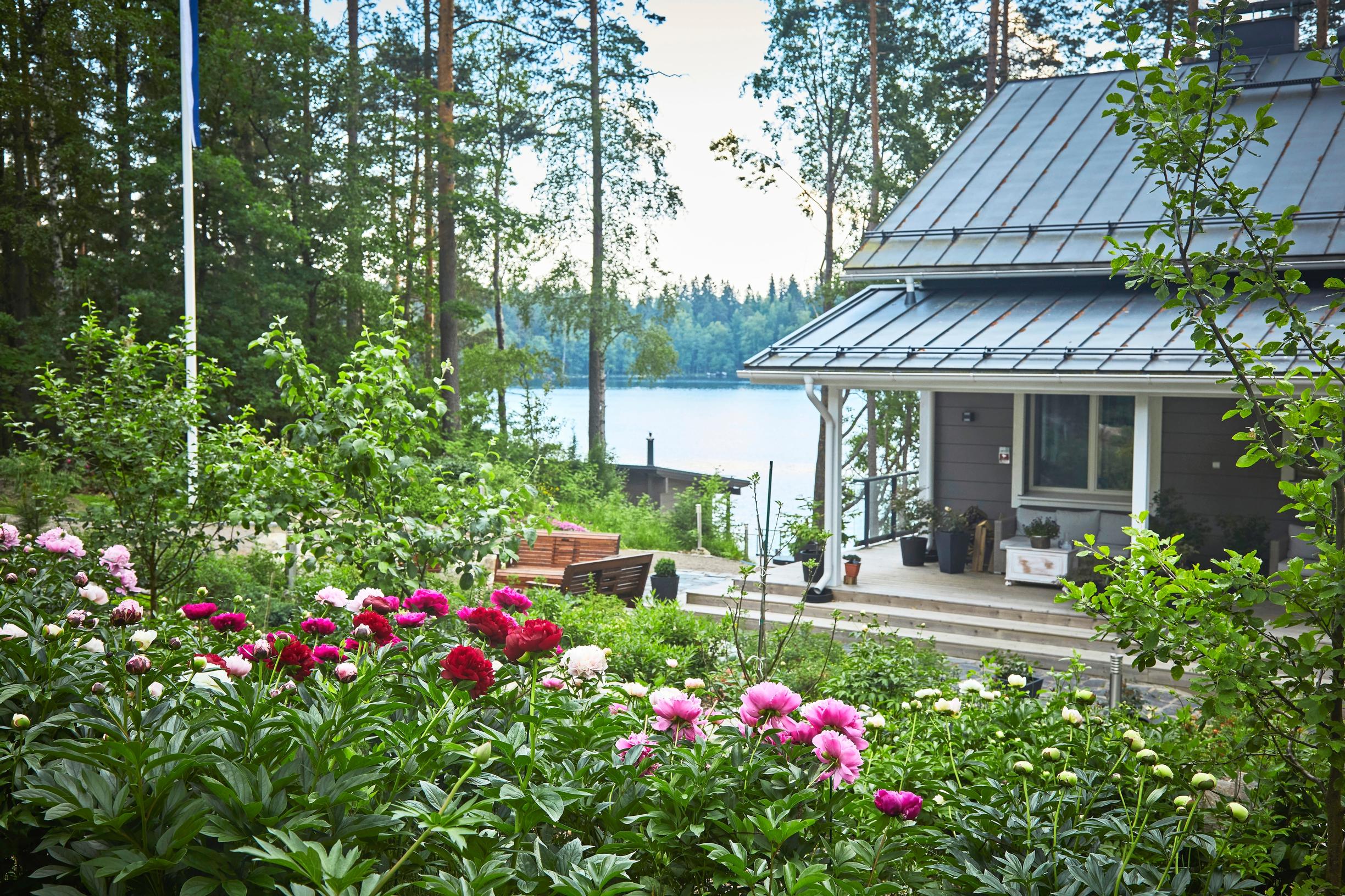 Puutarhan ja rannan välissä on säilytetty kaistale luonnonvaraista metsää.