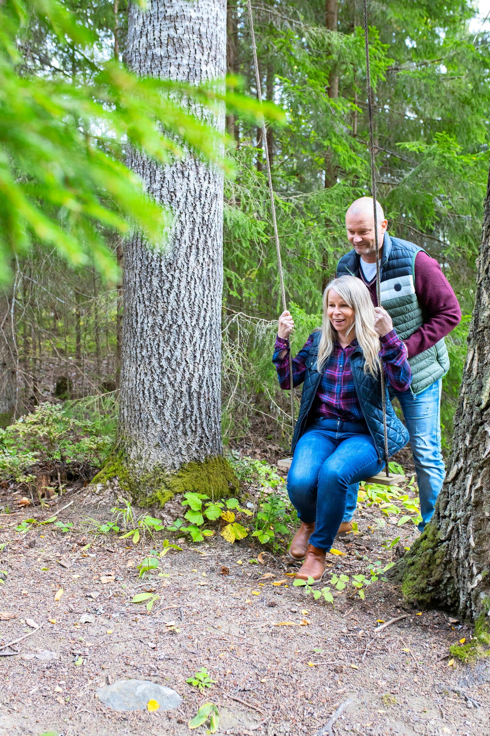 Pihakeinu suurten puiden välissä