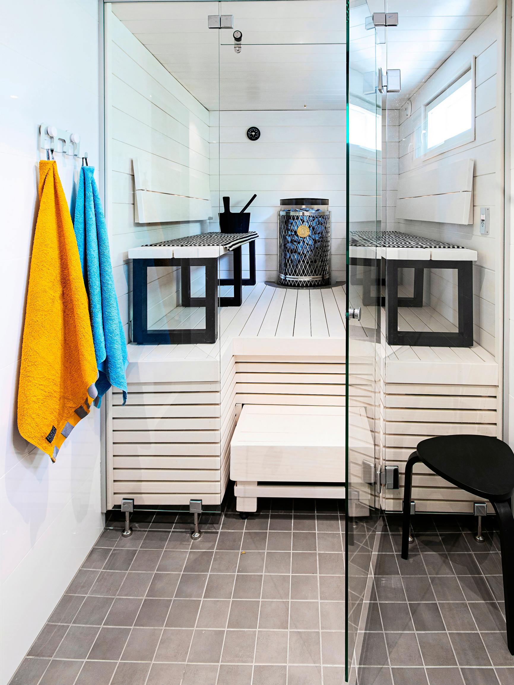Moderni löylyhuone! Pesuhuoneen kosteusvaurio käynnisti remontin, jossa myös sauna sai uuden asun – näin paljon se maksoi 