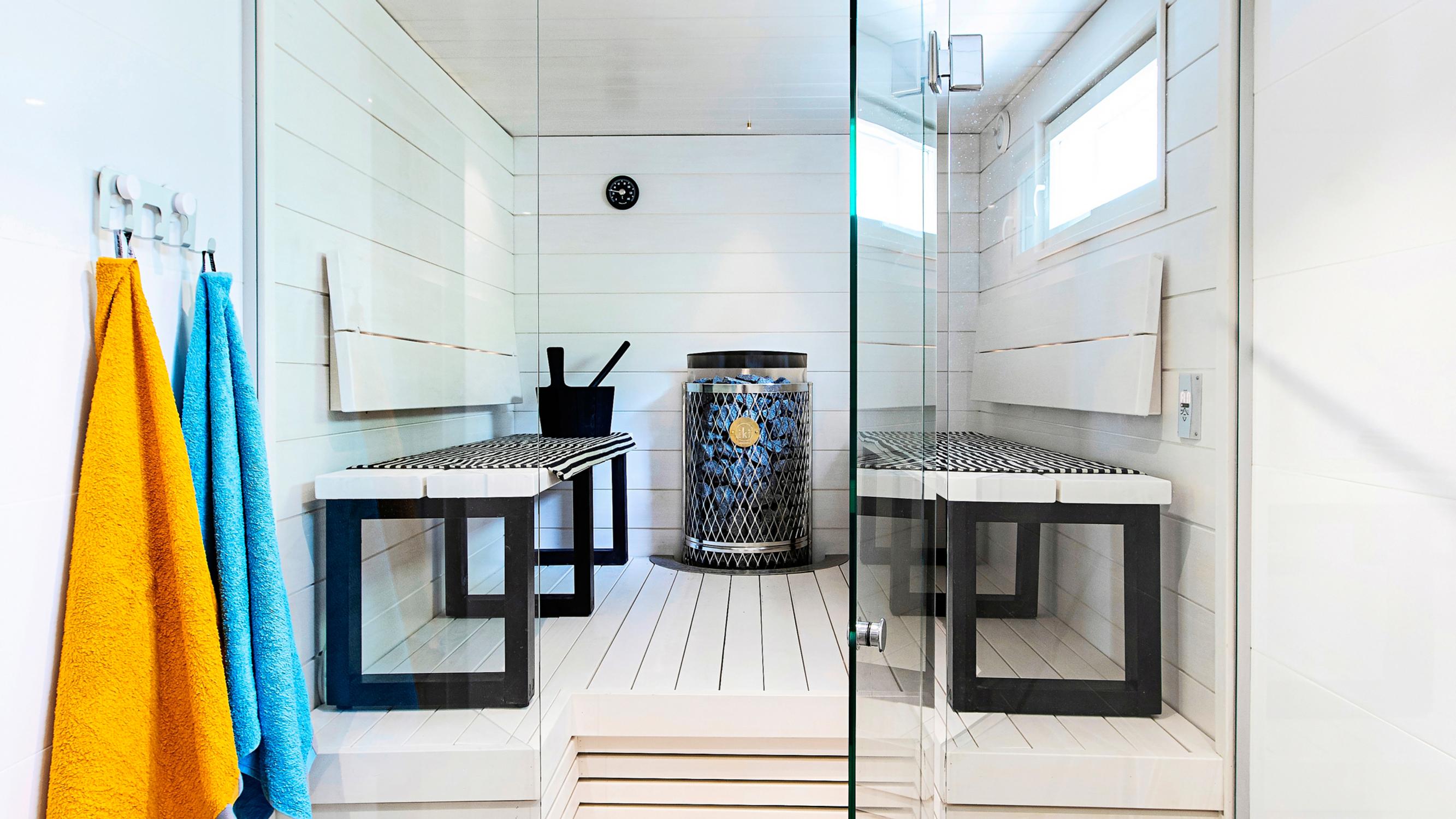 Moderni löylyhuone! Pesuhuoneen kosteusvaurio käynnisti remontin, jossa myös sauna sai uuden asun – näin paljon se maksoi 