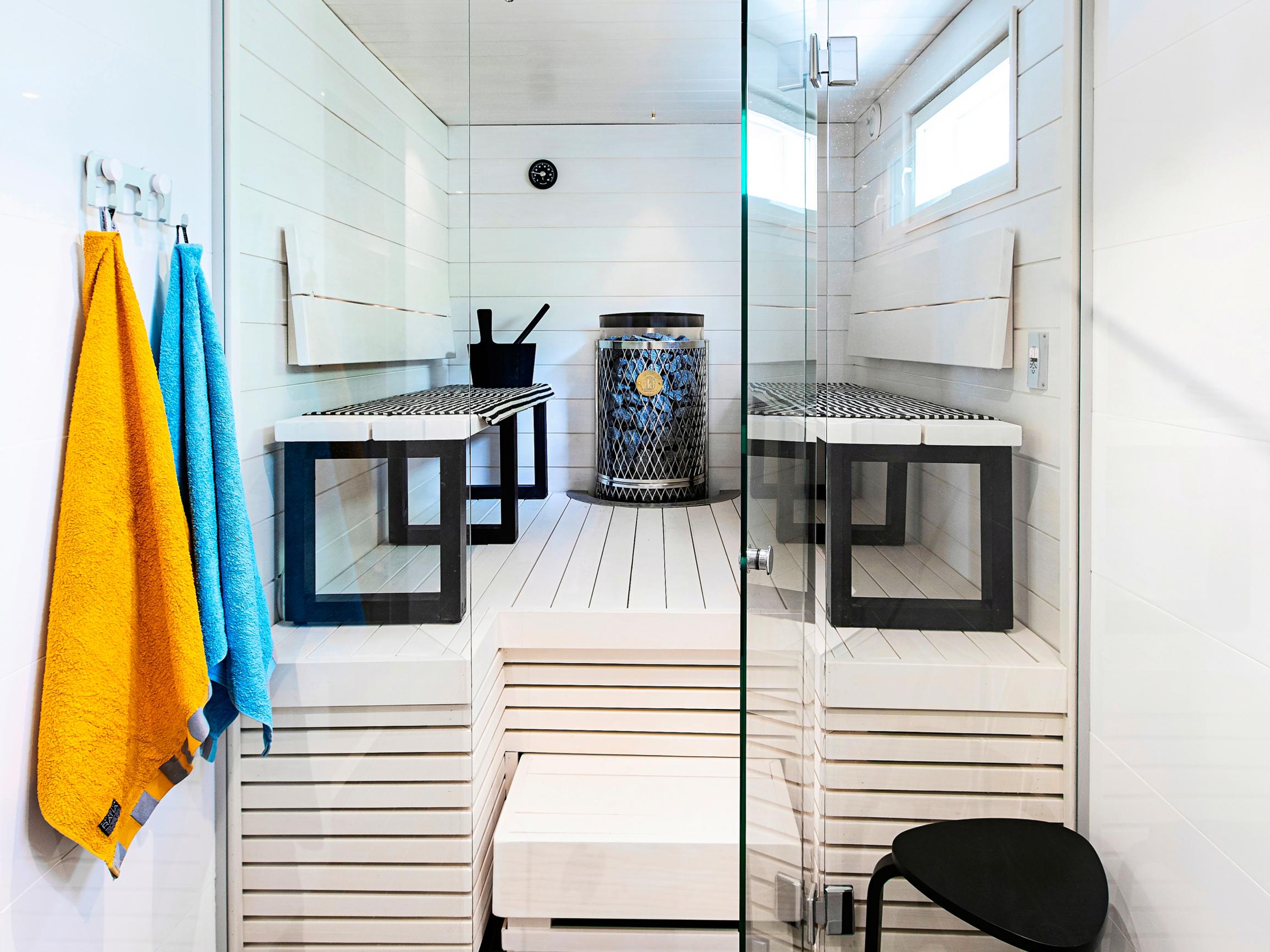 Moderni löylyhuone! Pesuhuoneen kosteusvaurio käynnisti remontin, jossa myös sauna sai uuden asun – näin paljon se maksoi 