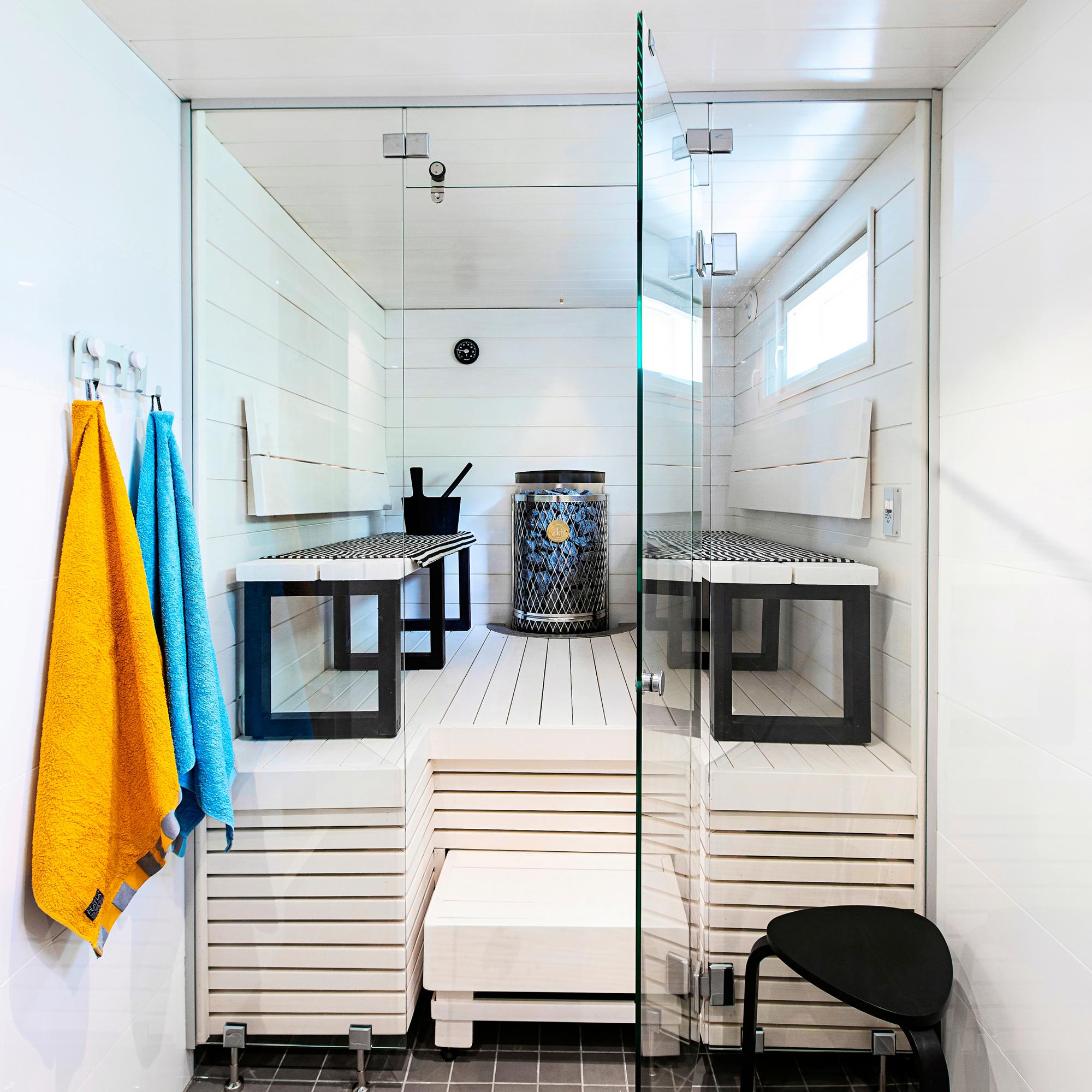 Moderni löylyhuone! Pesuhuoneen kosteusvaurio käynnisti remontin, jossa myös sauna sai uuden asun – näin paljon se maksoi 