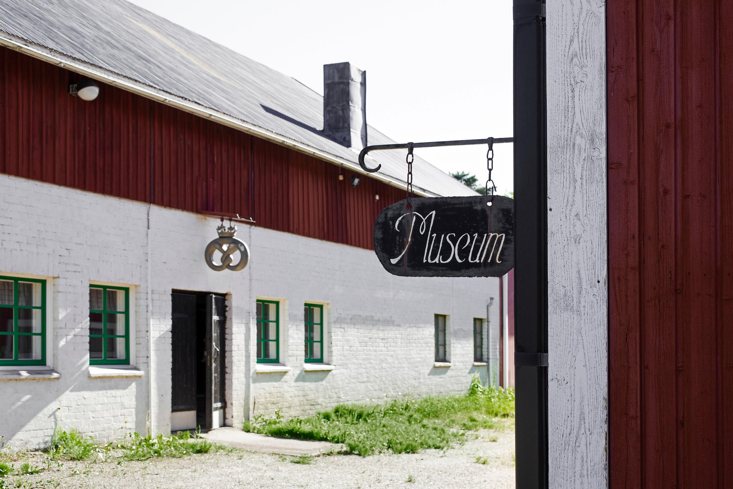 museon kyltti sekä vastapäätä leipomon kyltti