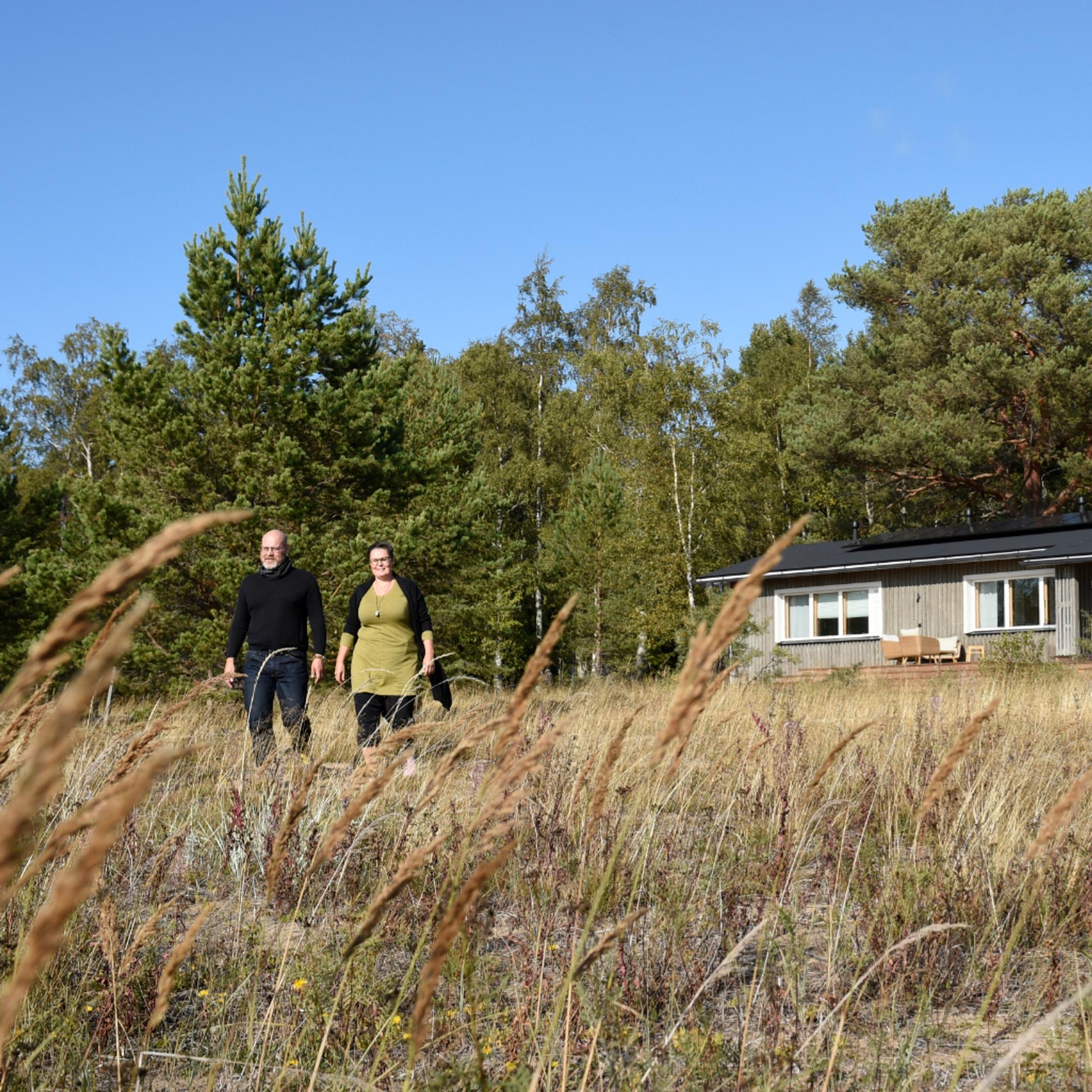 Hirsitalo Hailuodon dyynisaarella on Pian ja Akin ainutlaatuinen koti – ikkunoista aukeaa alati vaihtuva kansallismaisema