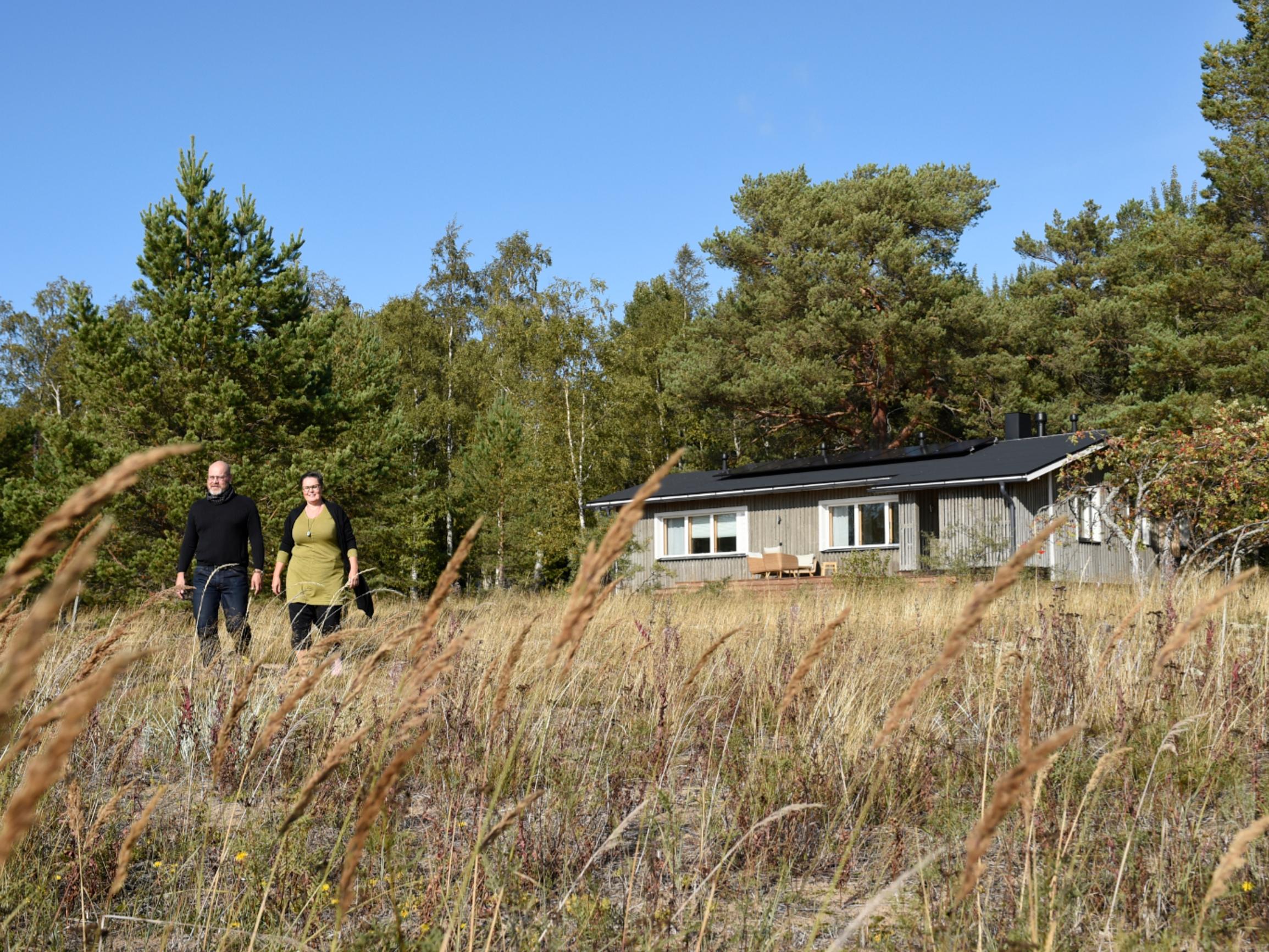 Hirsitalo Hailuodon dyynisaarella on Pian ja Akin ainutlaatuinen koti – ikkunoista aukeaa alati vaihtuva kansallismaisema