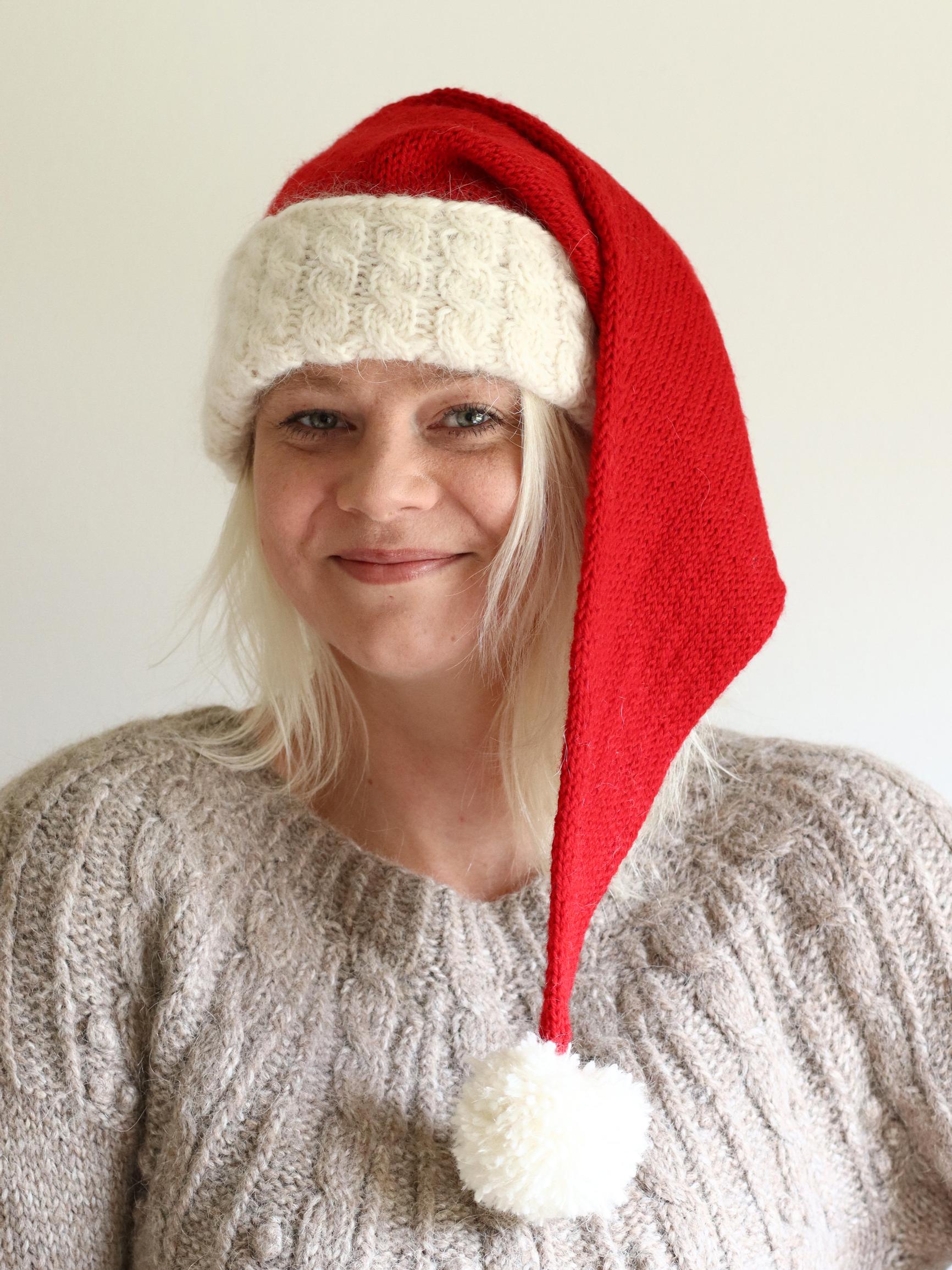 Neulottu tonttulakki on joulun paras asuste – katso ohje ja tee lakit vaikka koko perheelle