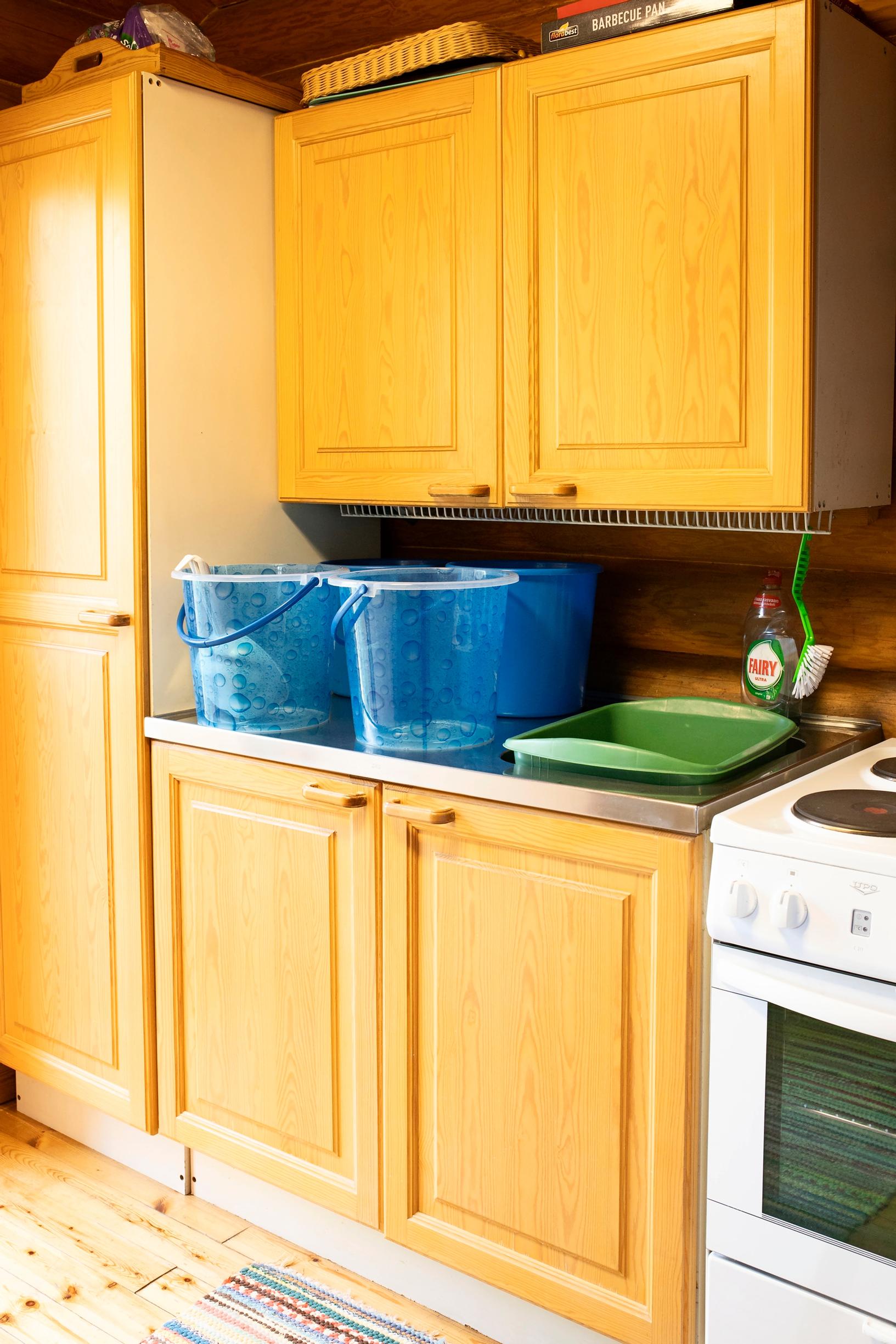 Mökkikeittiön kellastuneet pinnat