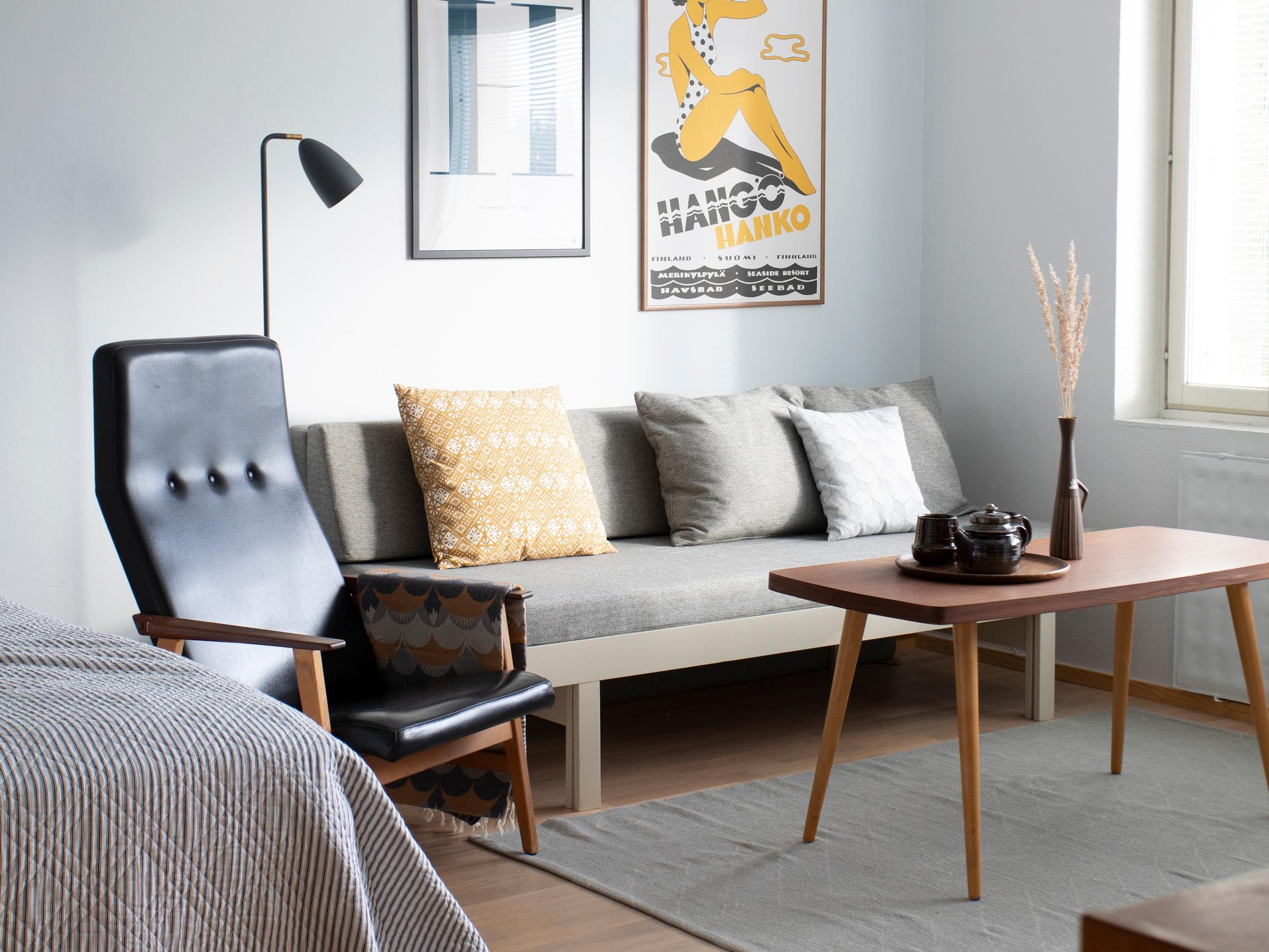 Vapaa-ajankotina yksiö Hangossa! Katin perheen kerrostaloasunto on sisustettu vintagella – "Vanhat tavarat löytävät minut enkä minä niitä"