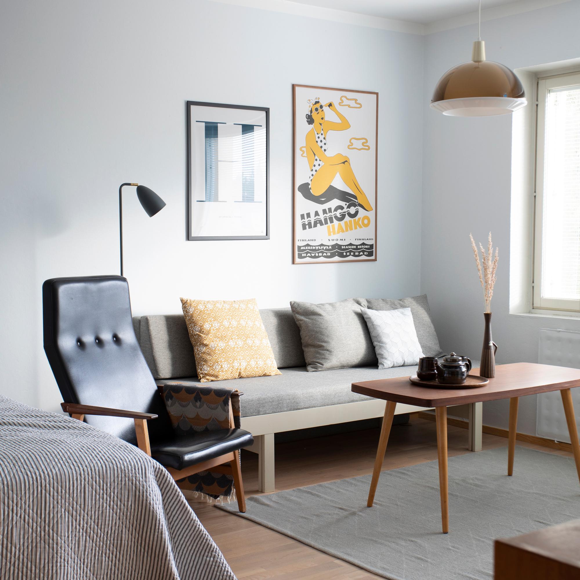 Vapaa-ajankotina yksiö Hangossa! Katin perheen kerrostaloasunto on sisustettu vintagella – "Vanhat tavarat löytävät minut enkä minä niitä"