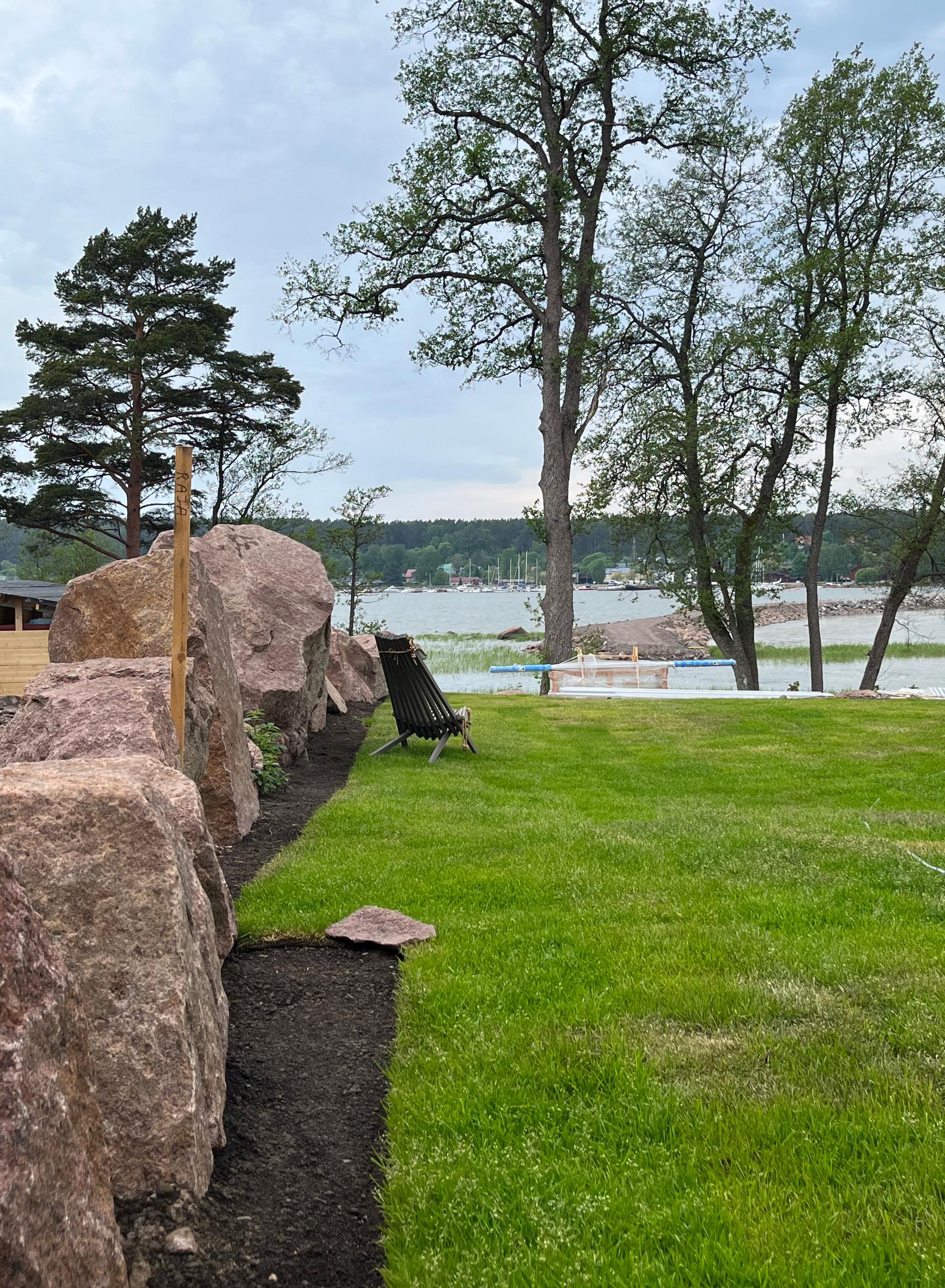 Isoja kivenlohkareita rajaamassa kahta pihaa