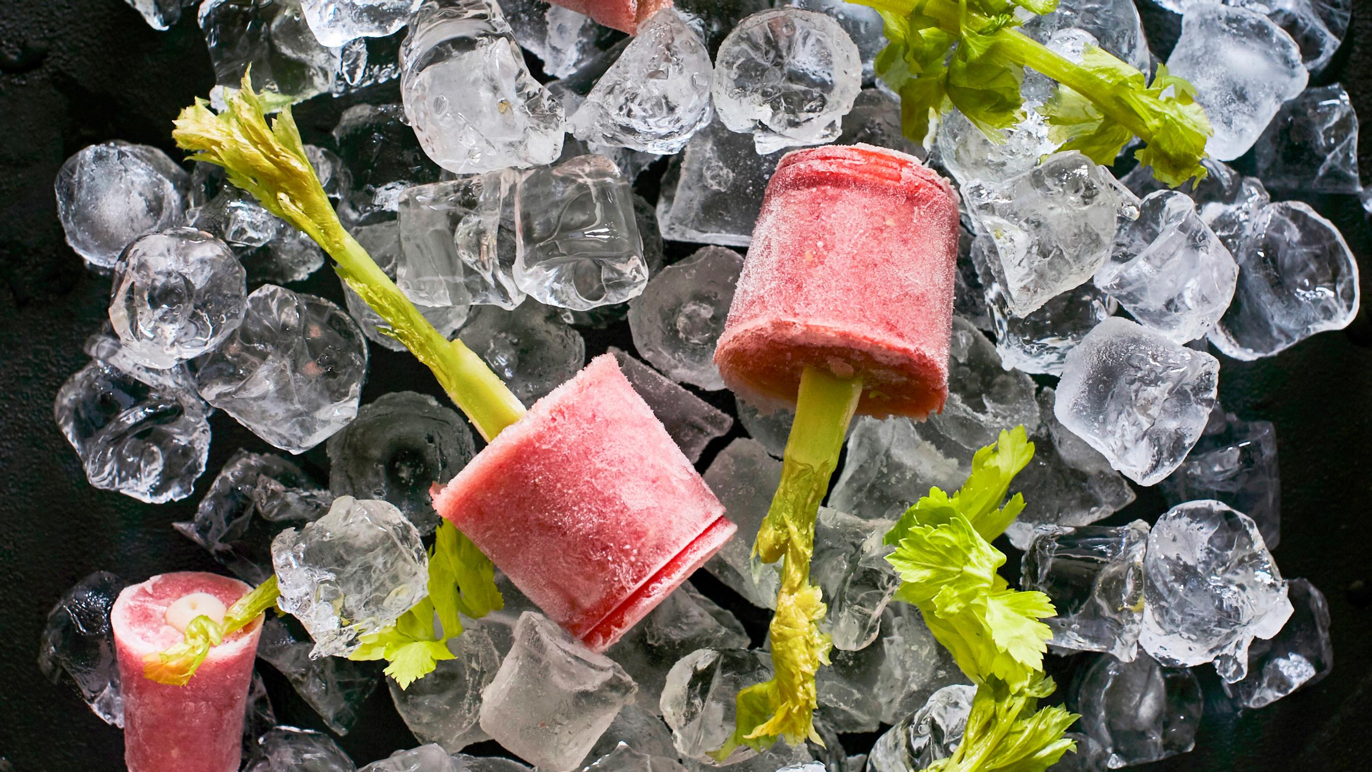 Bloody Mary -mehujäät – näin tarjoat klassikkodrinkin uudella, viileämmällä tavalla