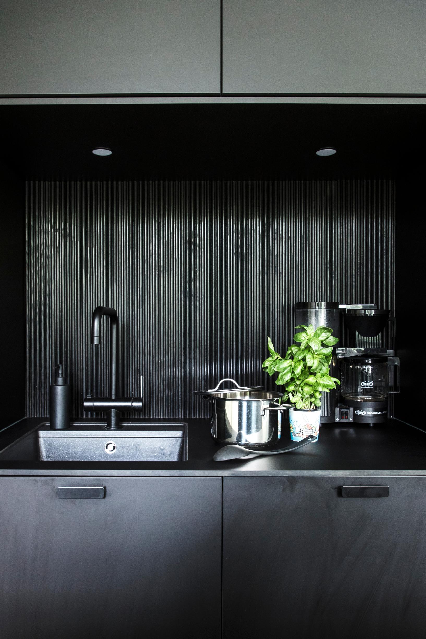 Sormipaneelit keittiön välitilassa