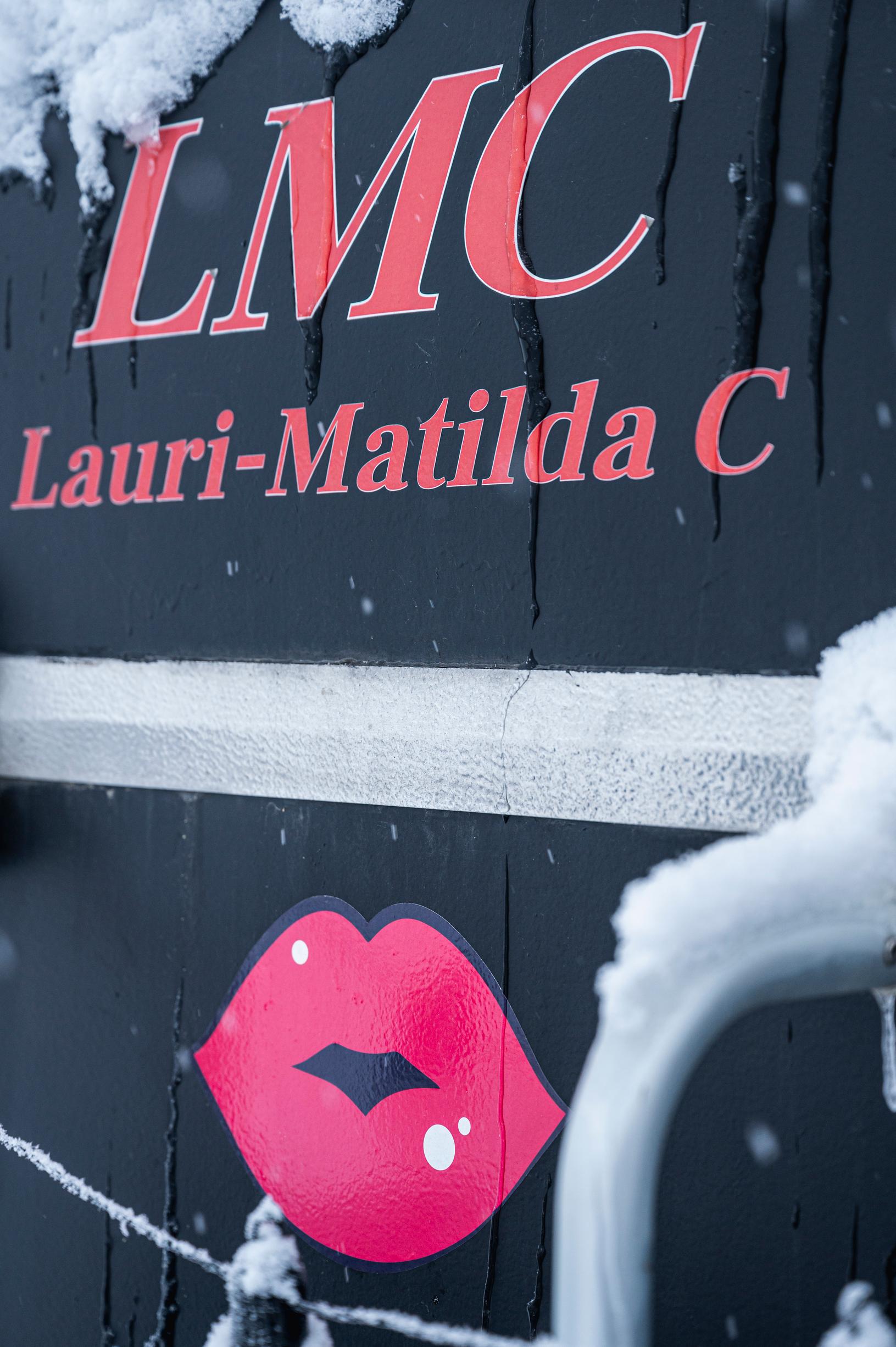 asuntovaunun kyljessä on teksti LMC Lauri-Matilda C sekä pinkki kuva huulista