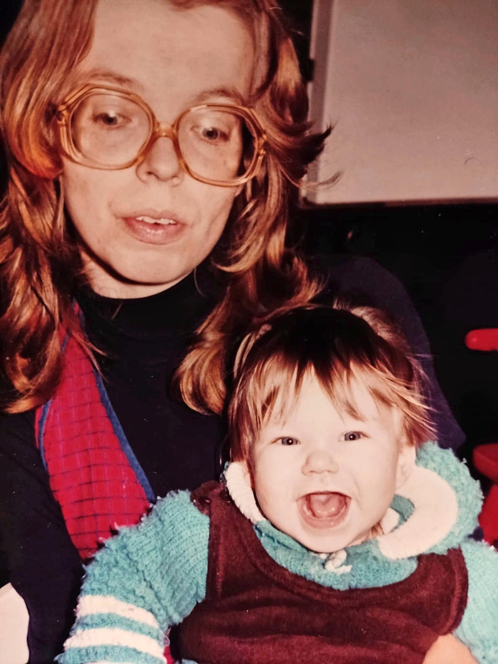 Susanna Ylinen lapsena äitinsä kanssa