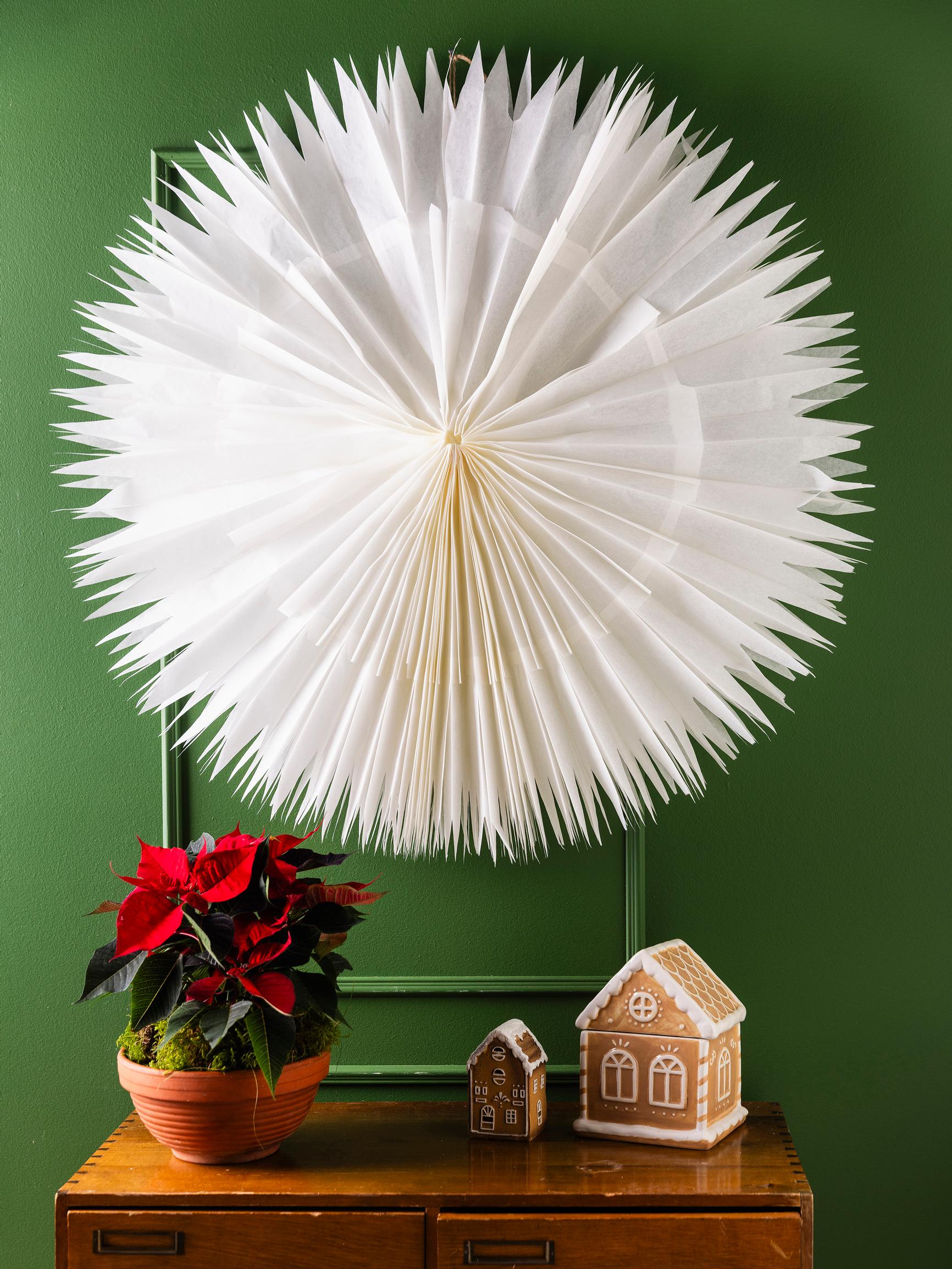 Jättitähti on tämän joulun hitti – näin askartelet tähden helposti paperipusseista