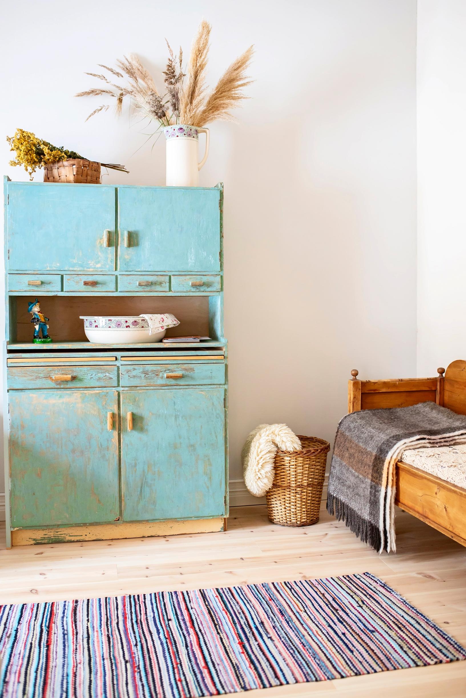 Mintunvihreä emännänkaappi pappilan entisessä piiankamarissa