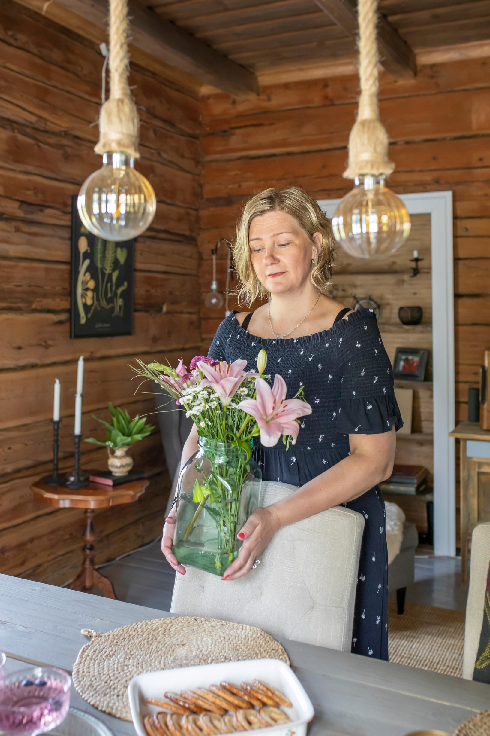 Paula kattaa pöytää