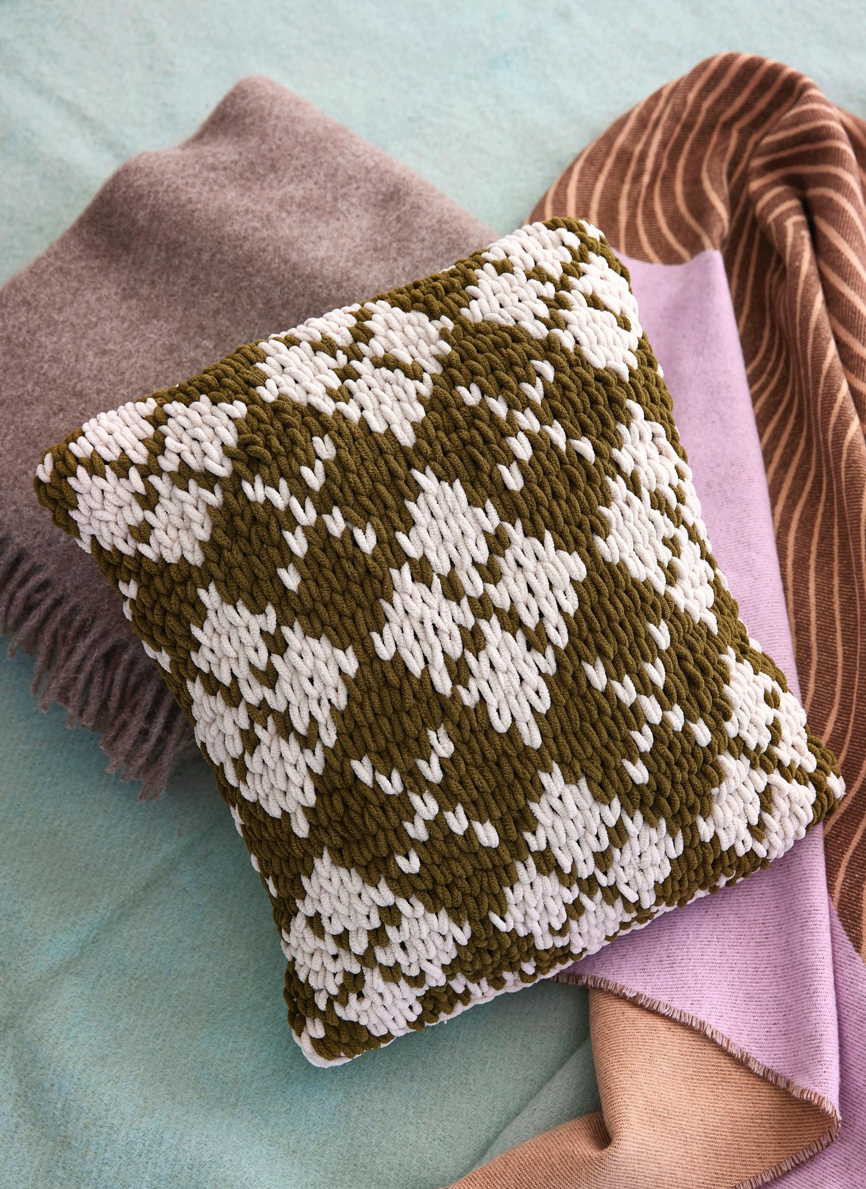 Sormineulottu Ruutuleikki-tyyny