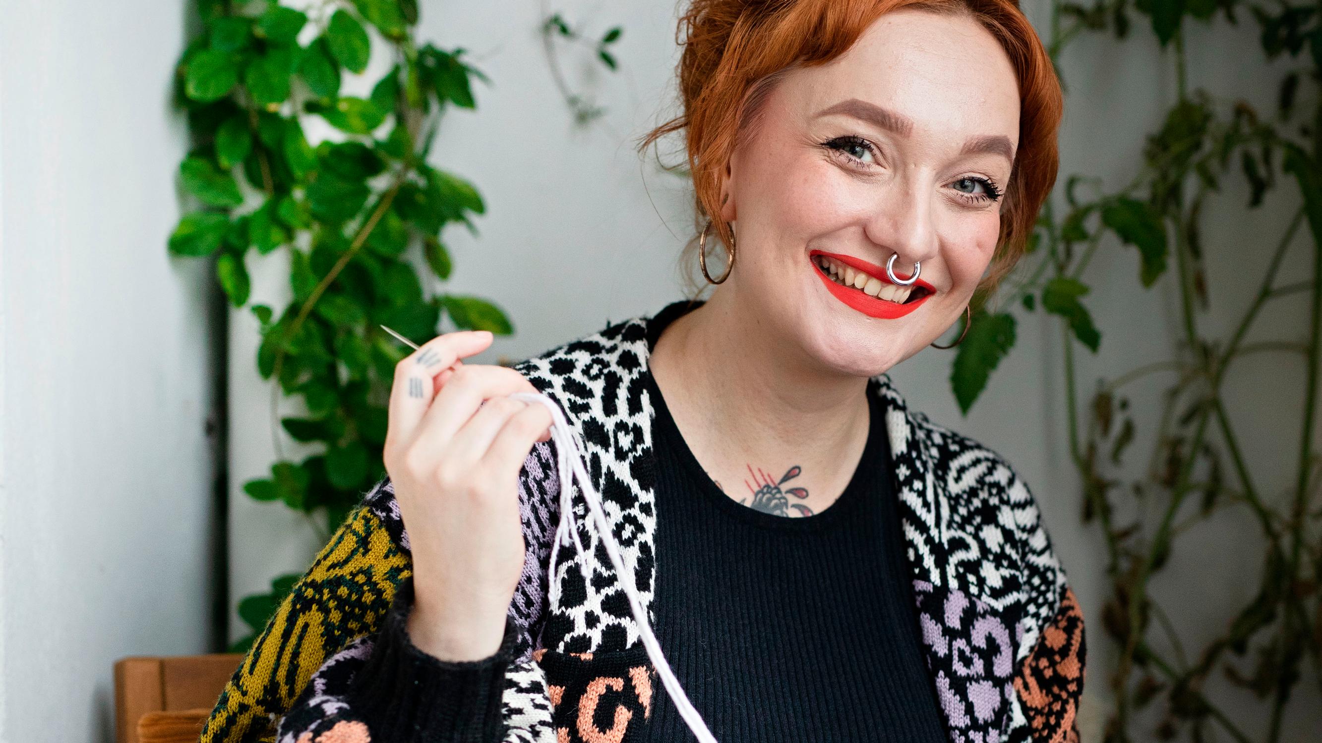 Ryijysuunnittelija Ida-Lotta Harmio inspiroituu punk-sanoituksista ja perinnekäsitöistä: ”Suhtaudun intohimoisesti tekstiilijätteen vähentämiseen”
