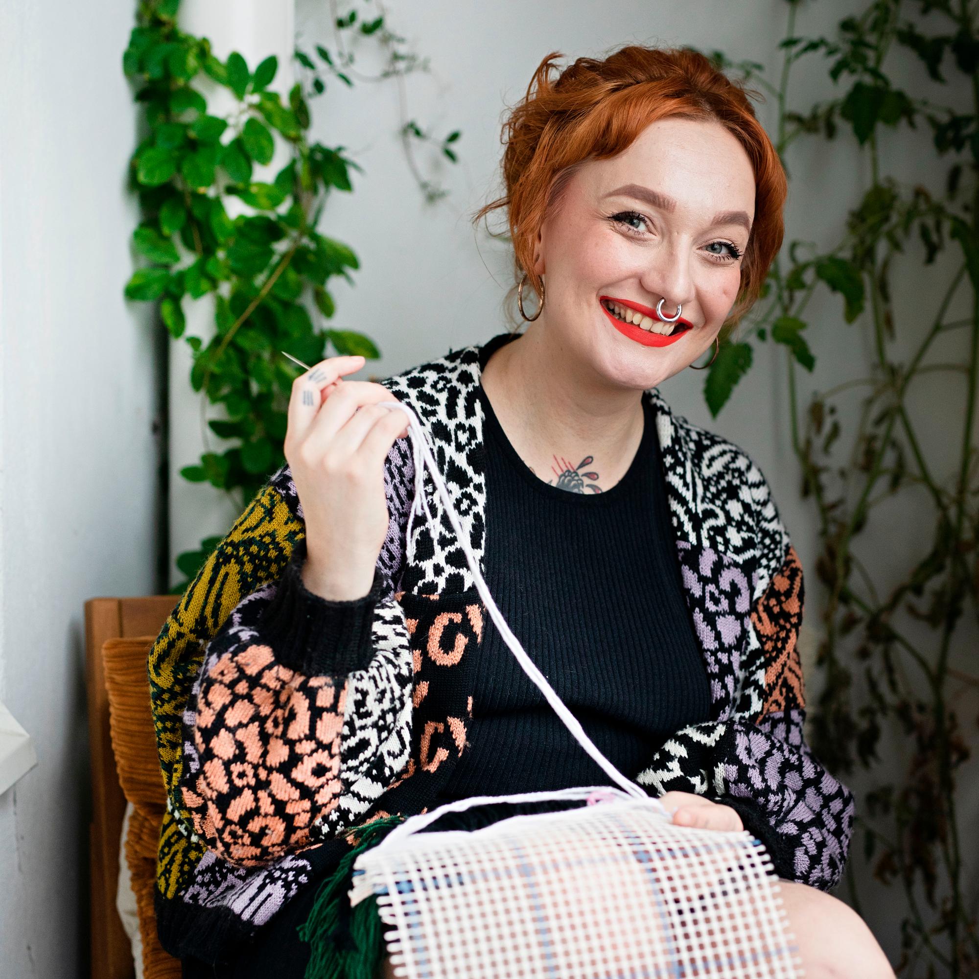 Ryijysuunnittelija Ida-Lotta Harmio inspiroituu punk-sanoituksista ja perinnekäsitöistä: ”Suhtaudun intohimoisesti tekstiilijätteen vähentämiseen”