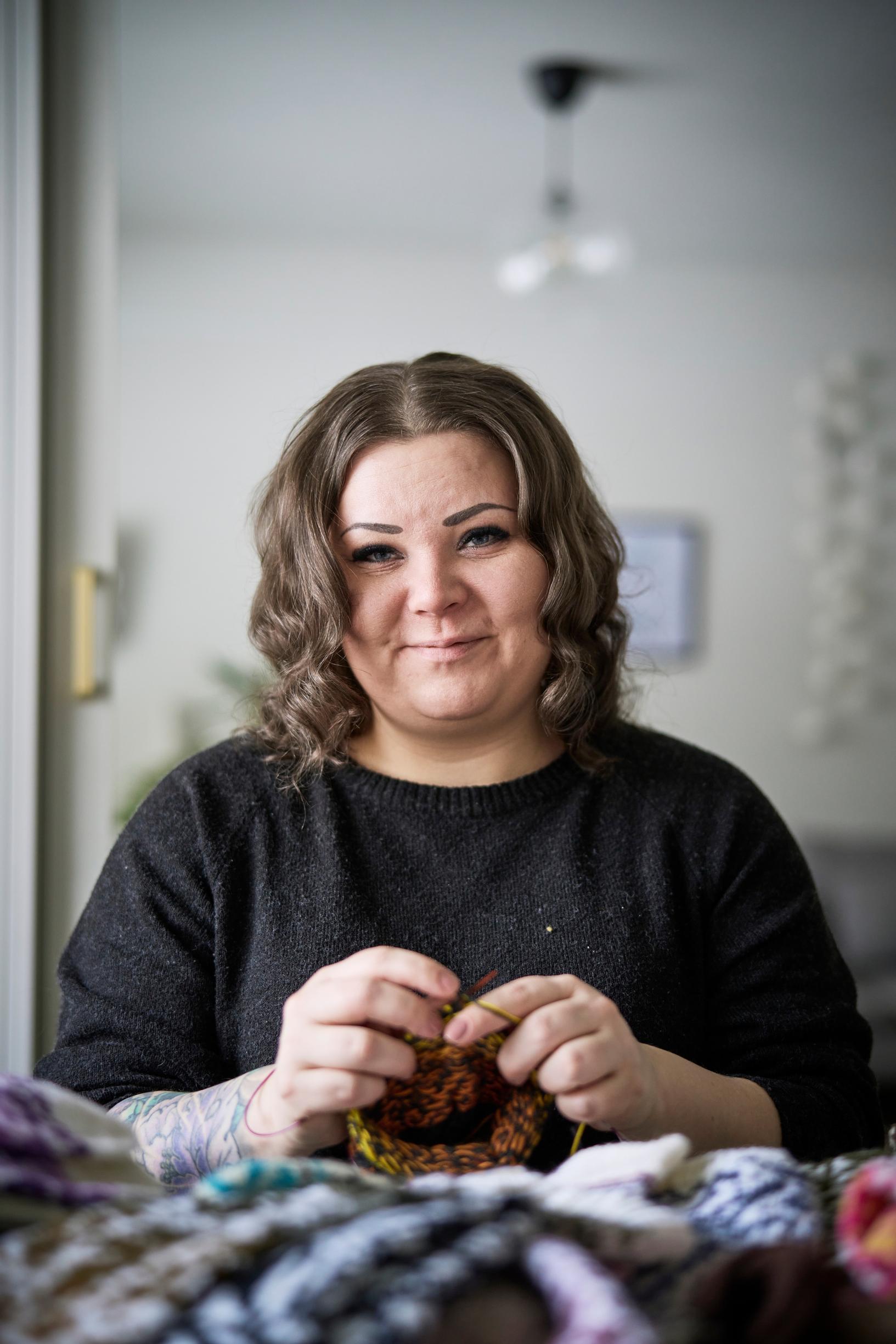 Niina Laitinen neuloo sukkaa