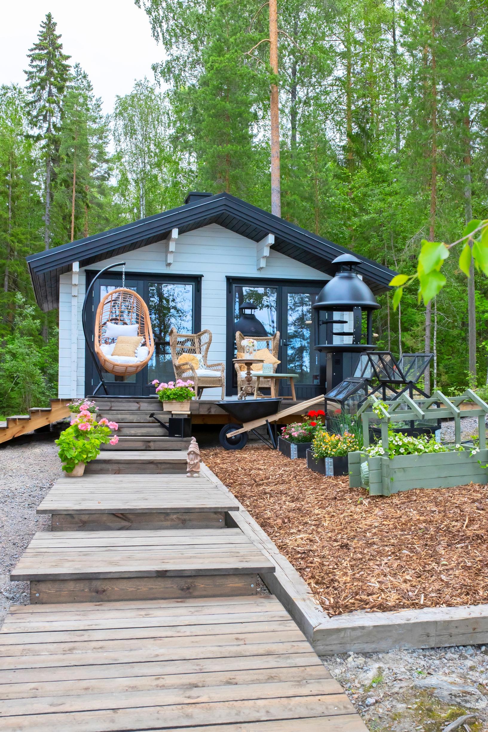 Remontoitu saunamökki ja uudistettu piha