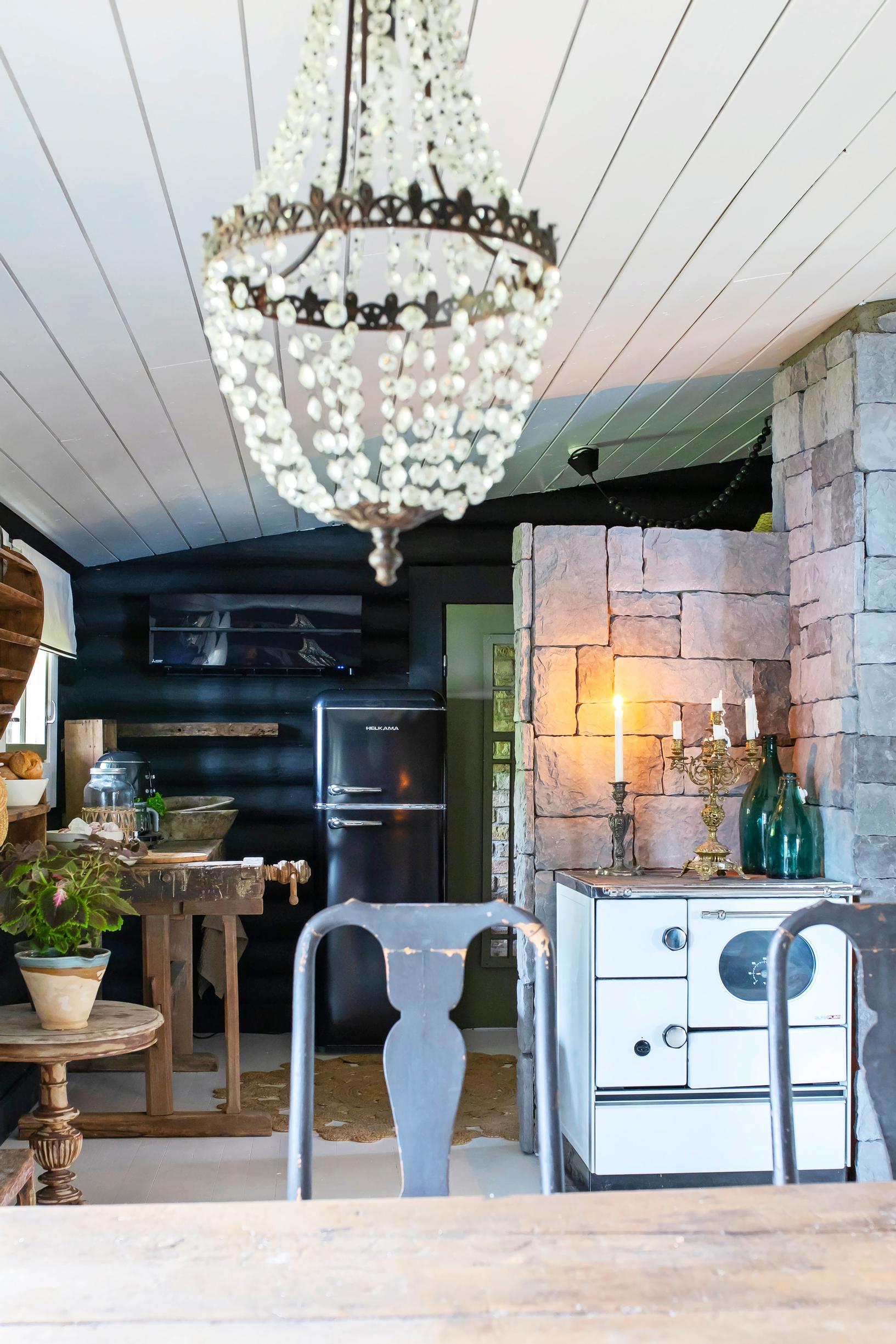 Näkymä remontoidussa mökissä keittiön suuntaan