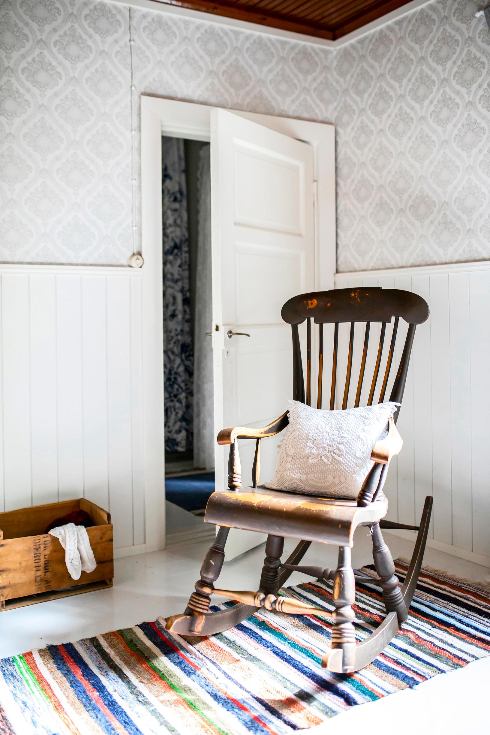 Vanha keinutuoli räsymaton päällä