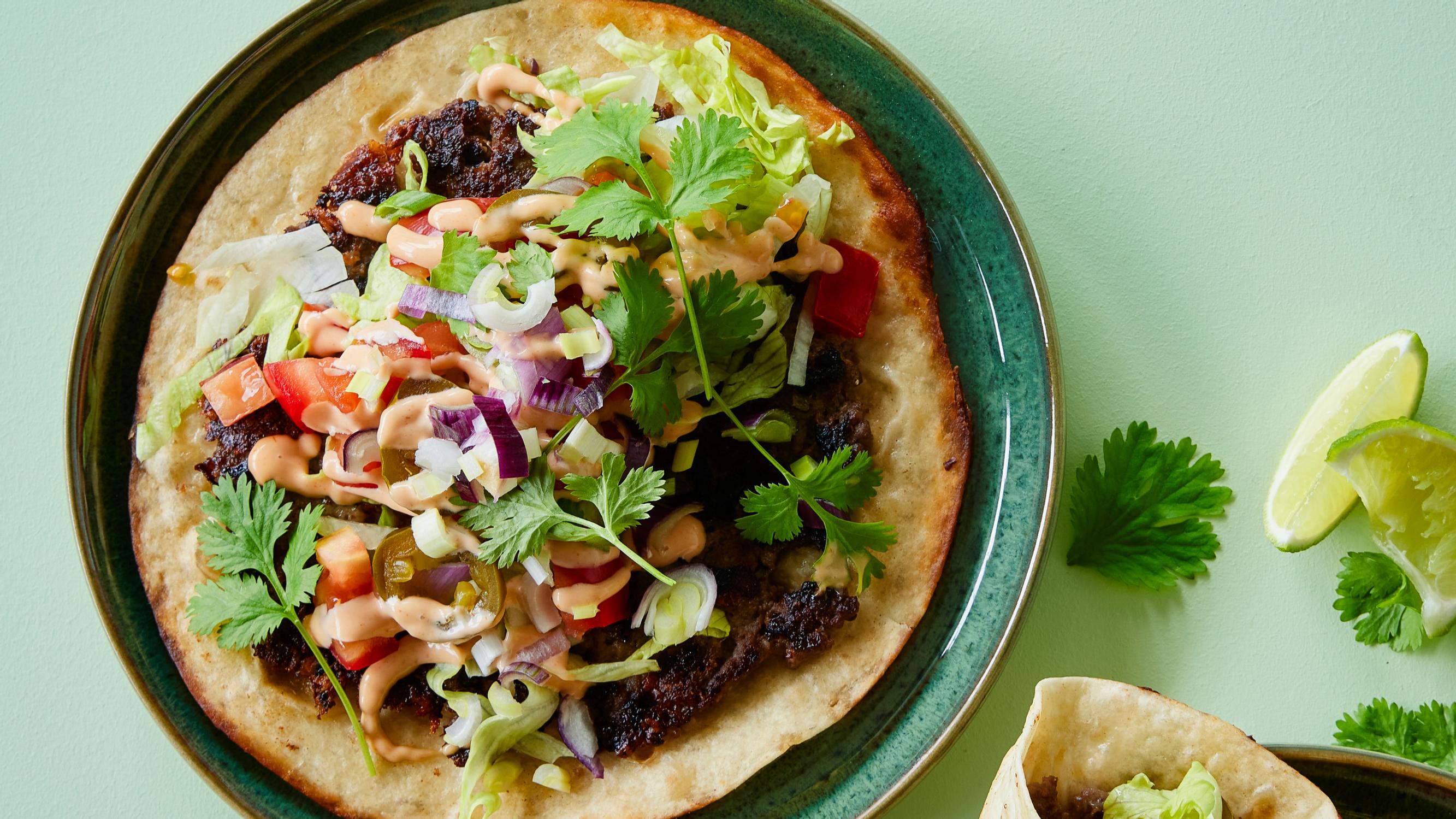Ei hamppari eikä taco, vaan burgeritaco! Hauska hittiruoka paistuu näppärästi pannulla