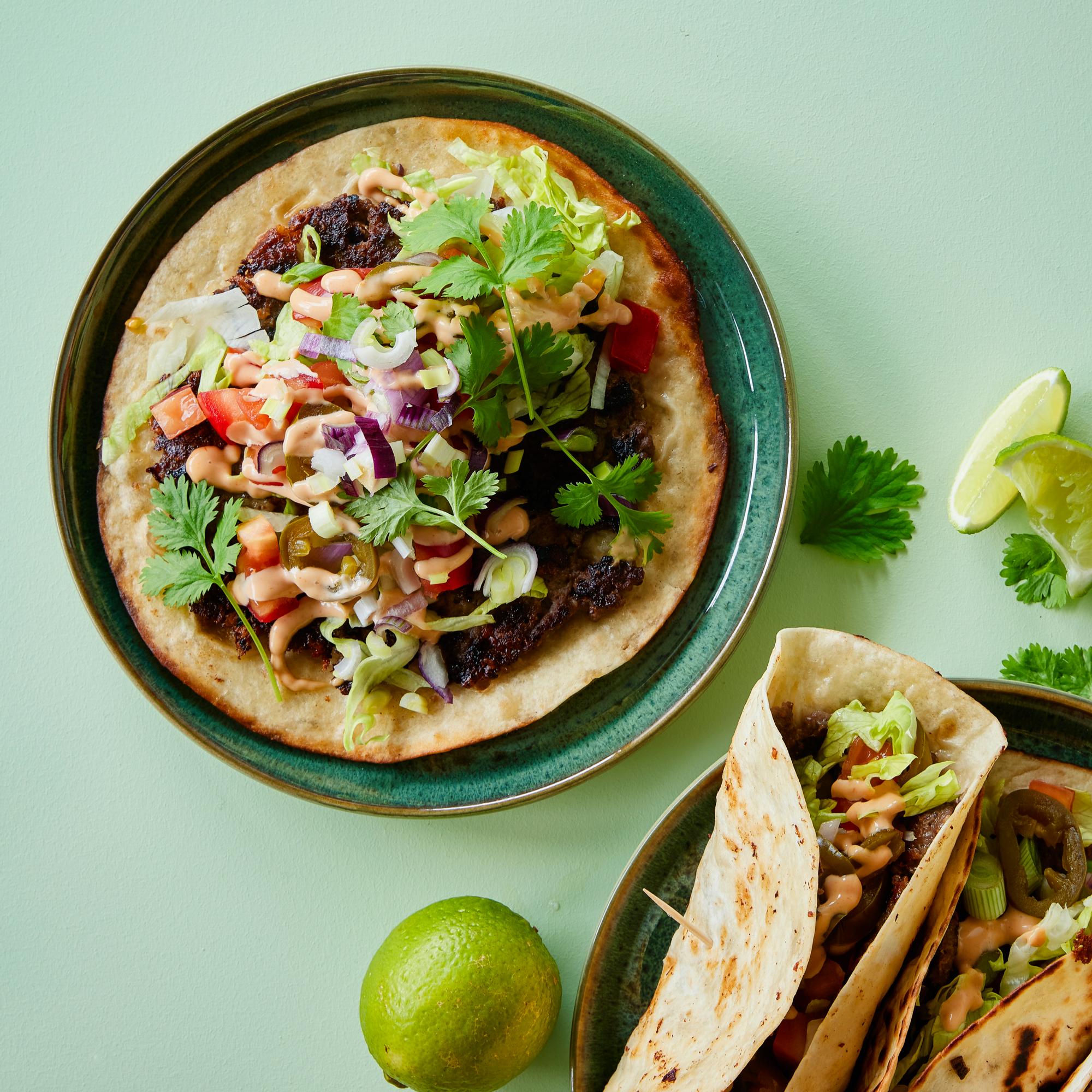 Ei hamppari eikä taco, vaan burgeritaco! Hauska hittiruoka paistuu näppärästi pannulla