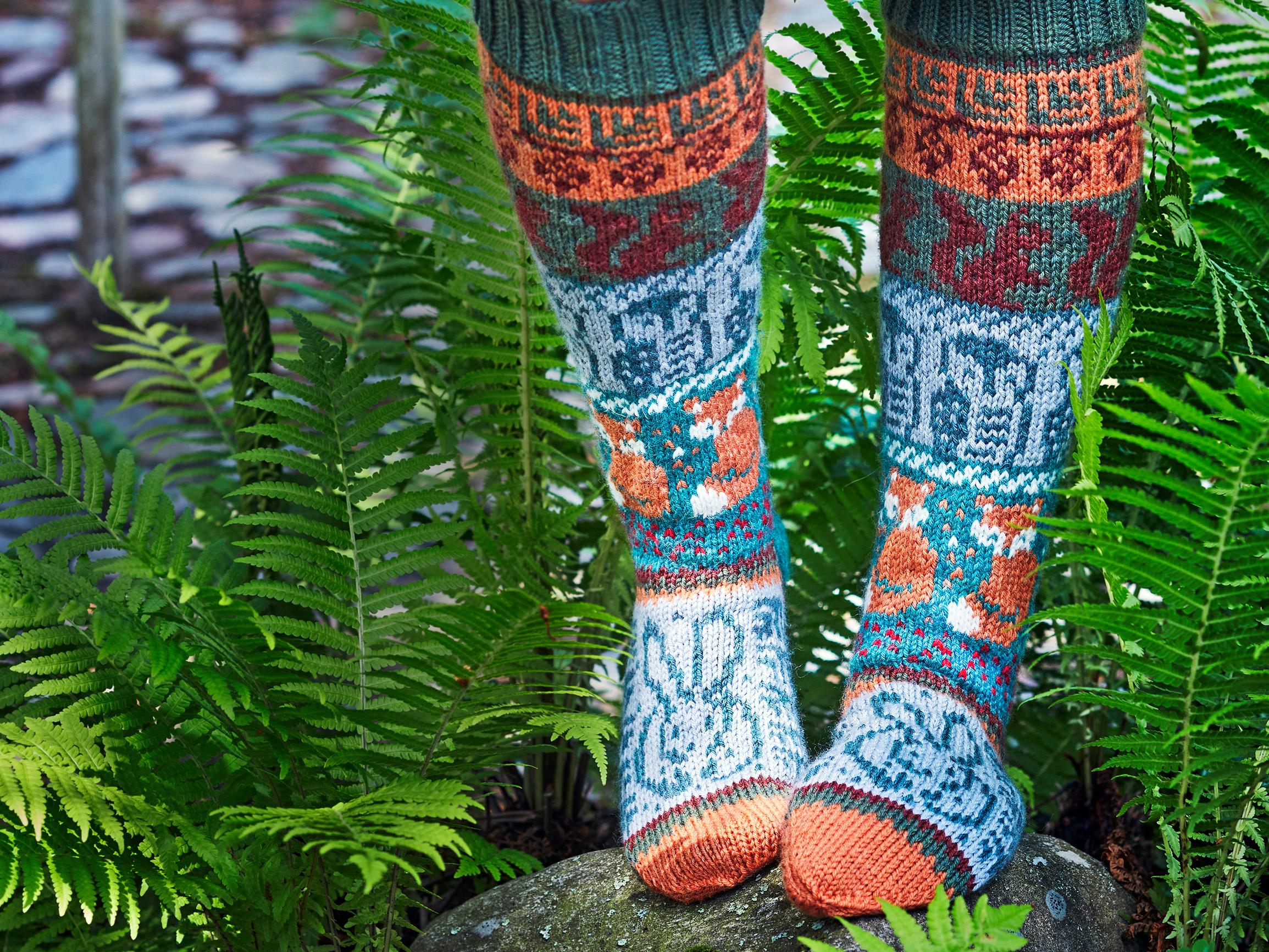 Metsän eläimet sulassa sovussa! Sisko Malisen valloittavissa syyssukissa seikkailevat ketut, pöllöt ja oravat – kurkkaa ohje ja neulo omasi