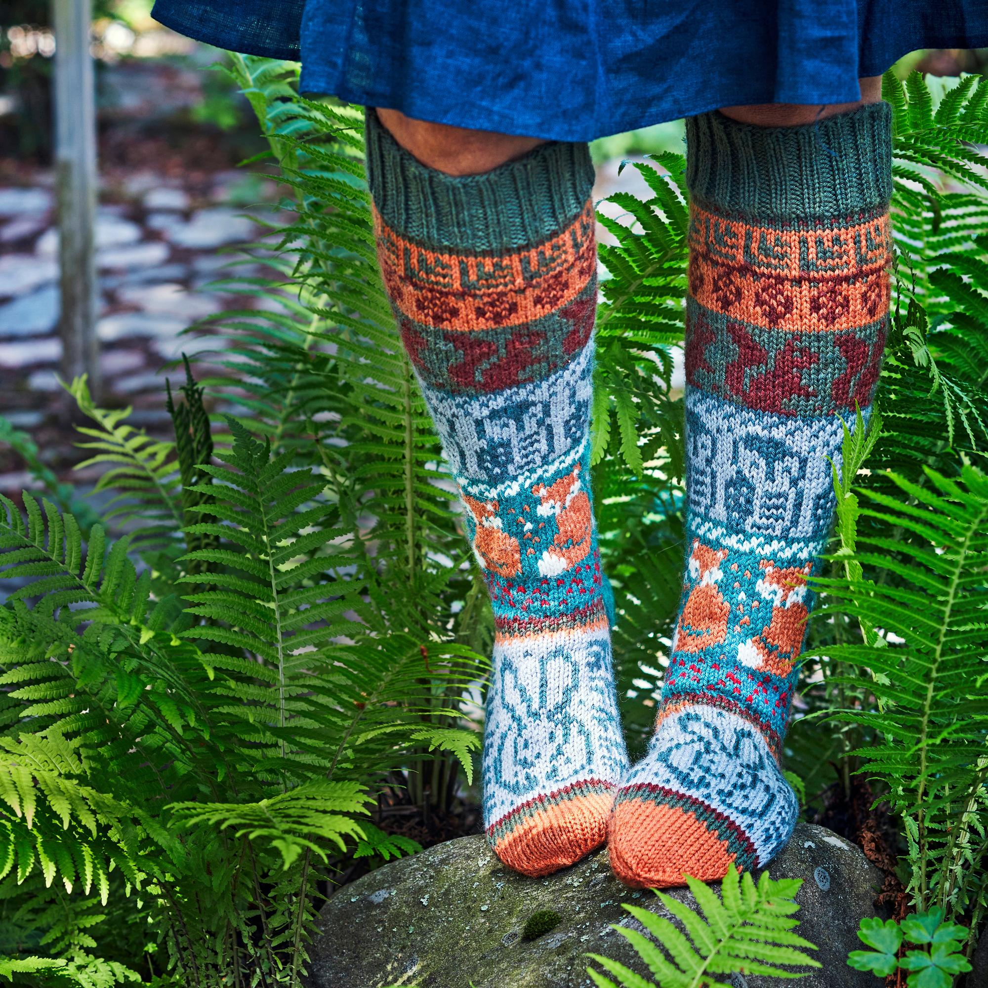 Metsän eläimet sulassa sovussa! Sisko Malisen valloittavissa syyssukissa seikkailevat ketut, pöllöt ja oravat – kurkkaa ohje ja neulo omasi