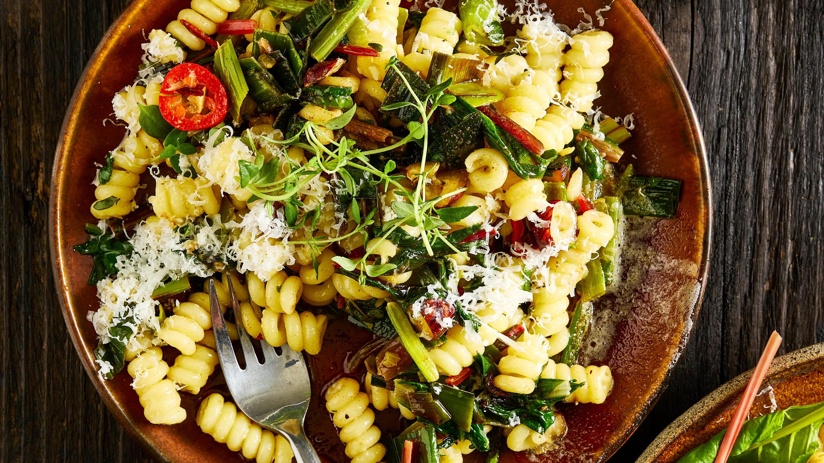 Mangoldipasta on täynnä makua! Helppo vegepasta saa ekstrasilauksen ruskistetusta voista