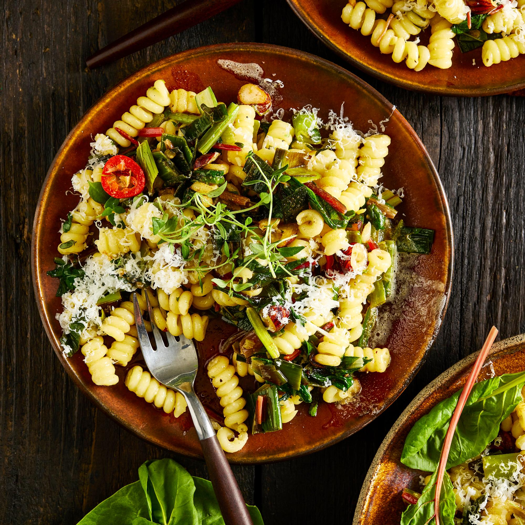 Mangoldipasta on täynnä makua! Helppo vegepasta saa ekstrasilauksen ruskistetusta voista