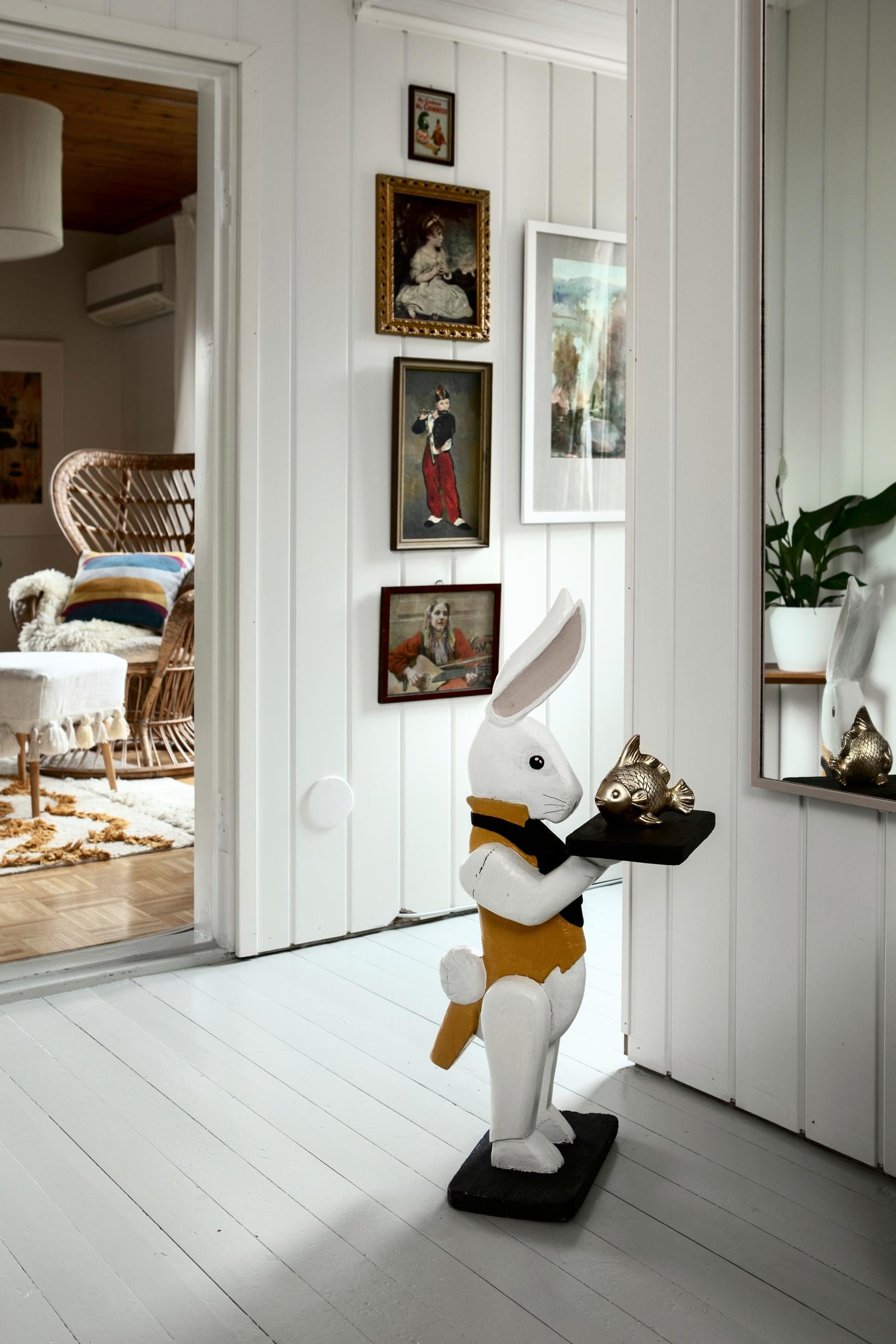 Pupun muotoinen pöytä