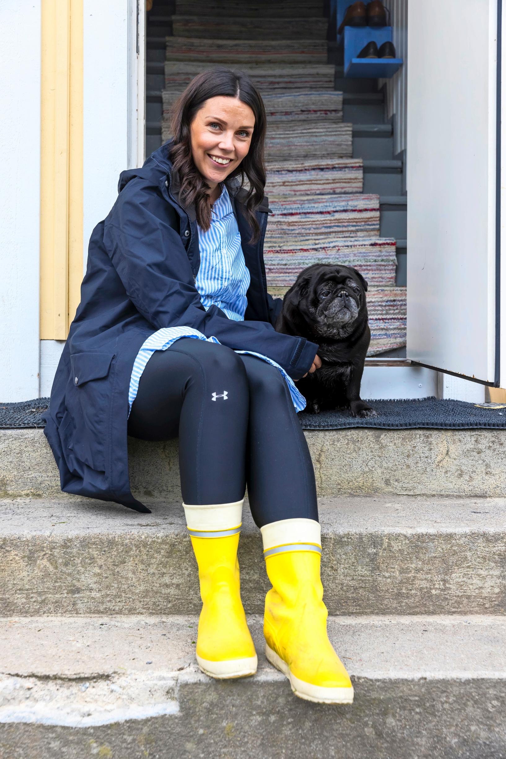 Linda Willberg istuu portailla