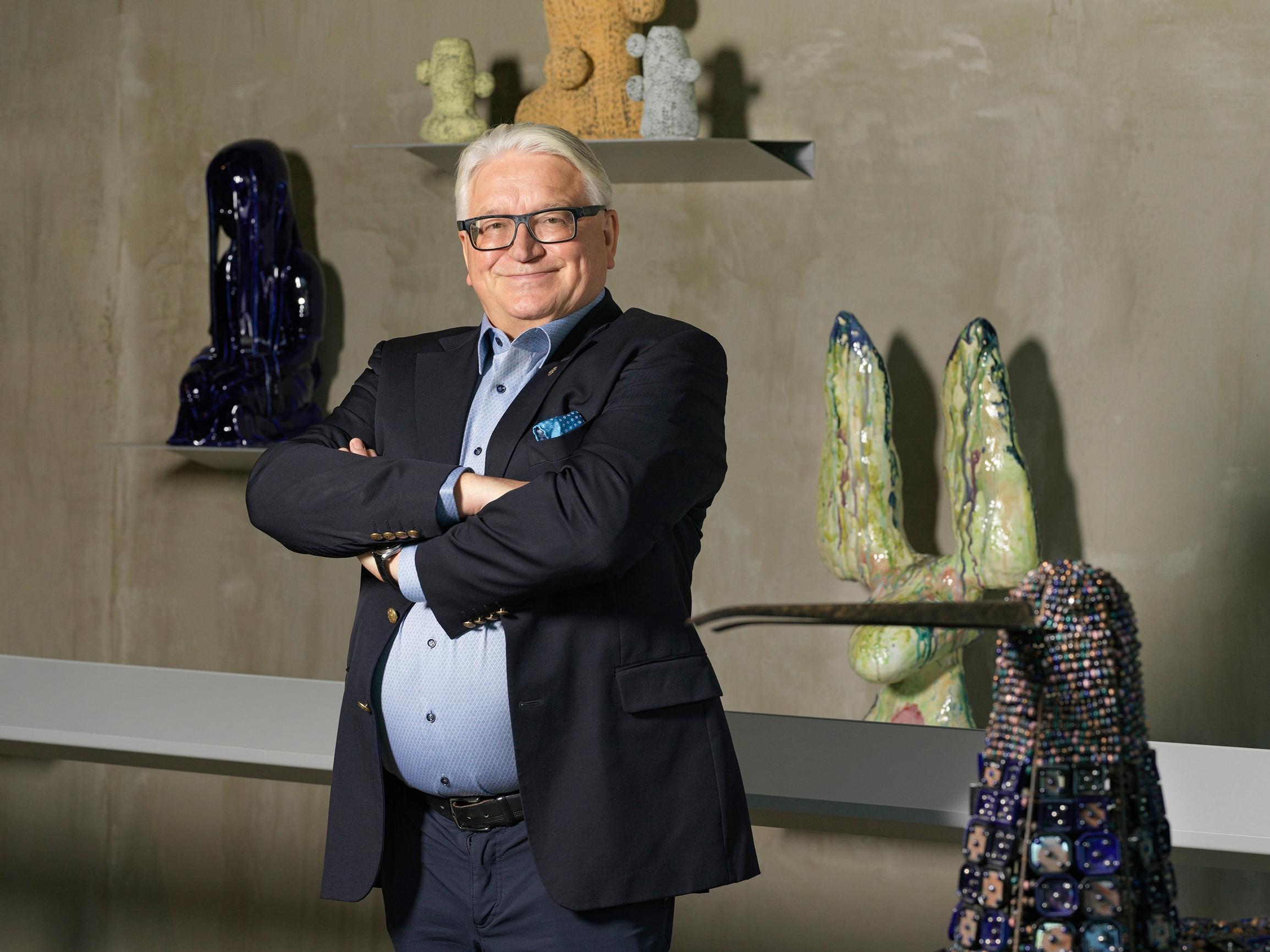 Kyösti Kakkosen jättimäinen keramiikka- ja lasitaidekokoelma sai pysyvän paikan EMMAsta – ”Hyvä taide puhuttelee aina uudelleen”