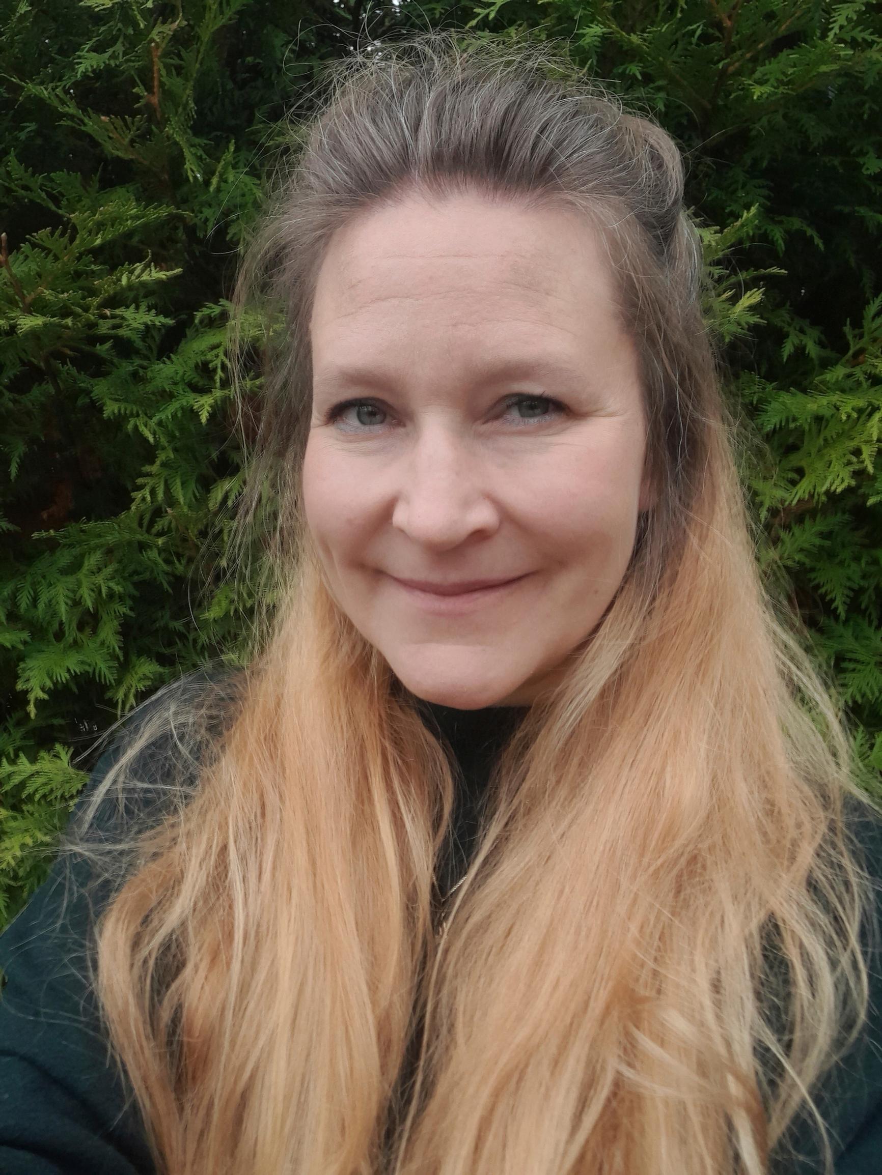 Postikorttitaiteilija Katja Saario