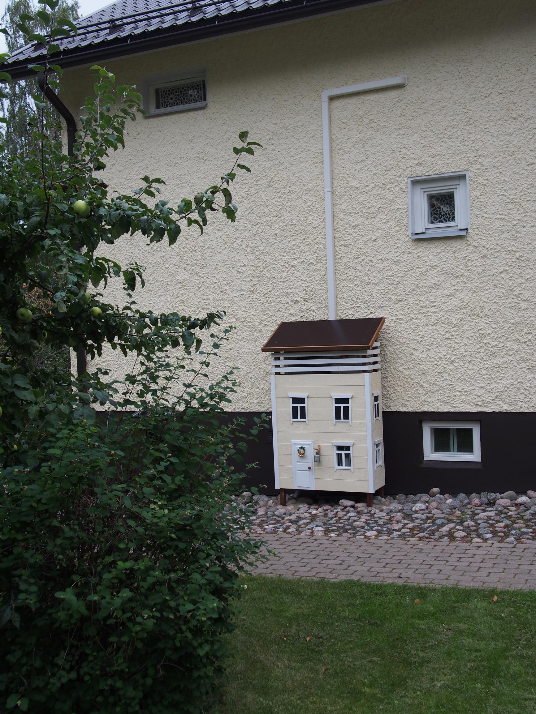 Kukas tuolla asustaa? Tuija nikkaroi ilmalämpöpumpulle hurmaavan piilon – näin se onnistui!