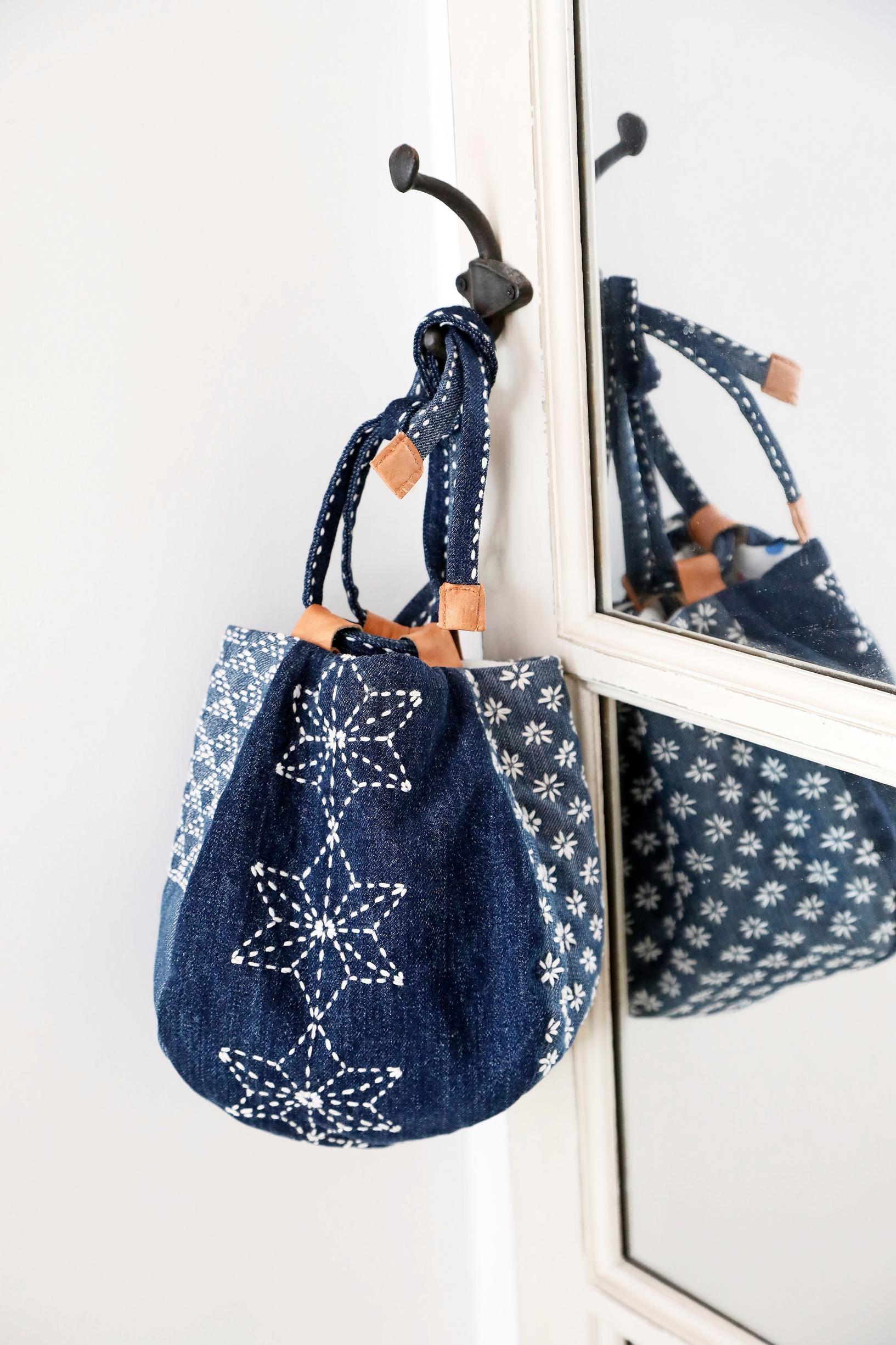 Pussukassa on sashiko-kirjontaa.