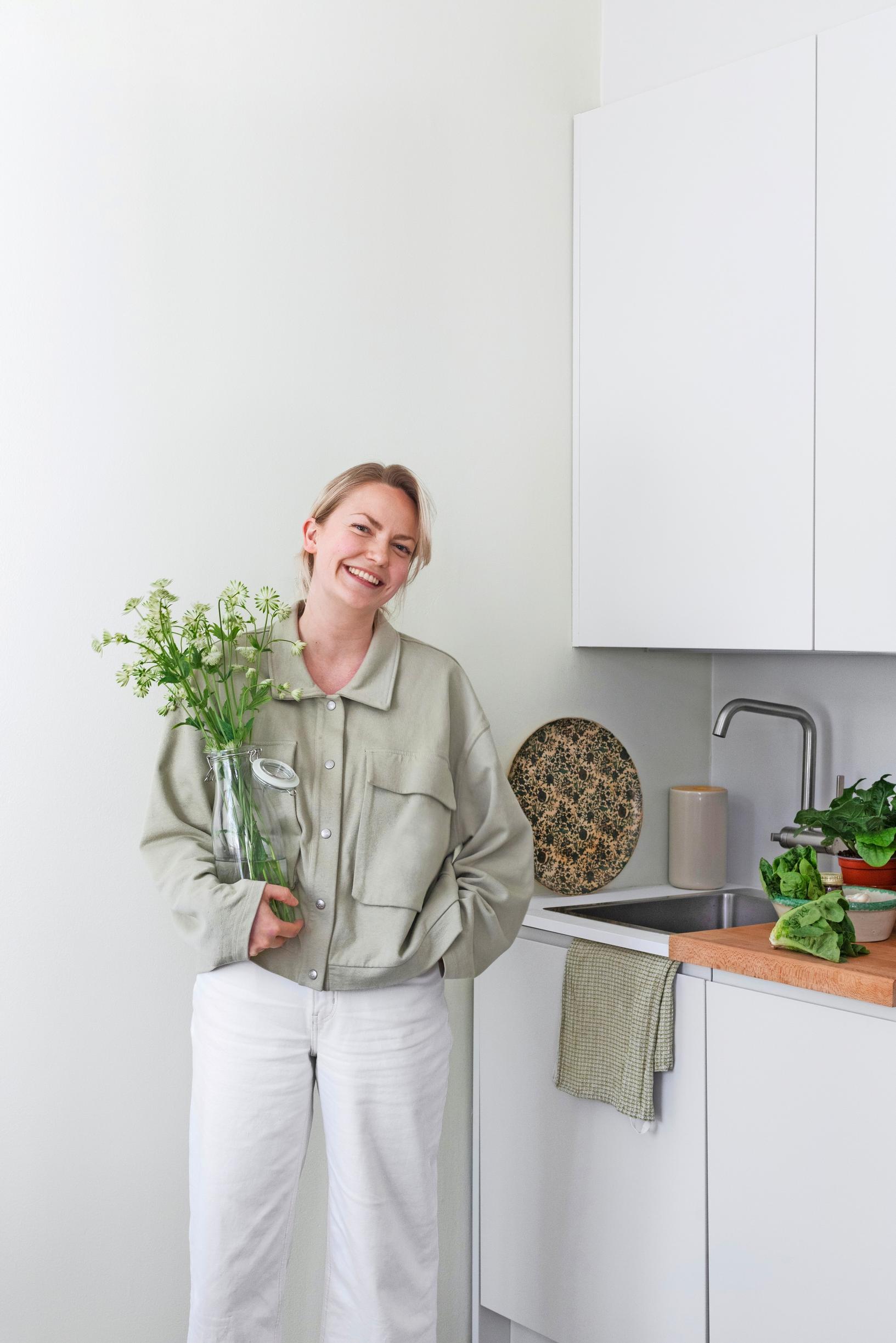 Emilia Lonka keittiössään