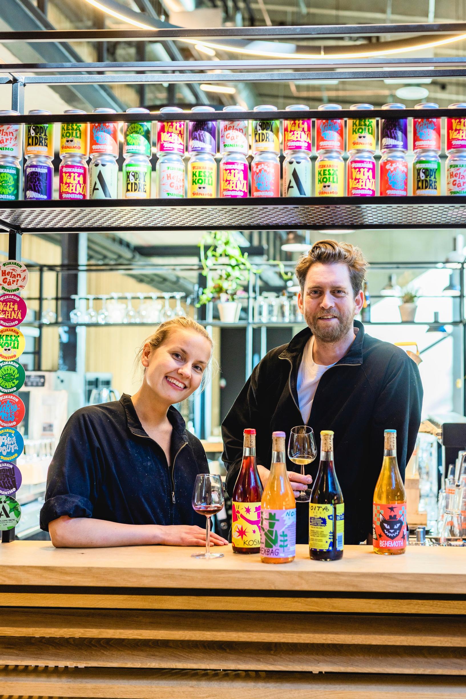 Noita Wineryn viinintekijät Ilona Aaltonen ja Simon McCabe