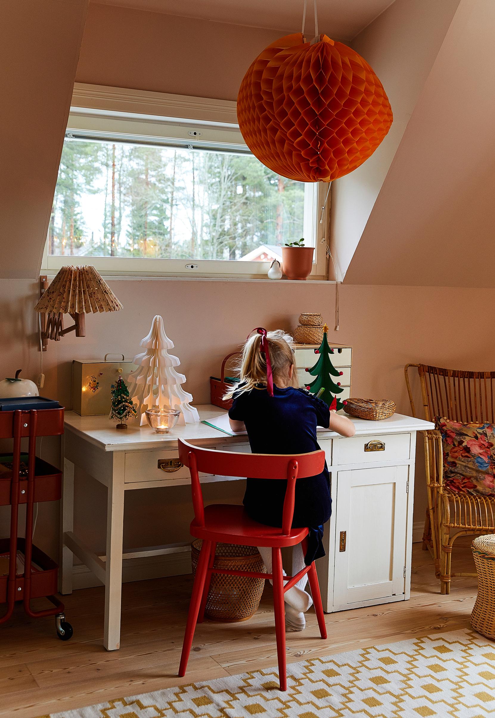 Ainan vaaleanpunainen huone