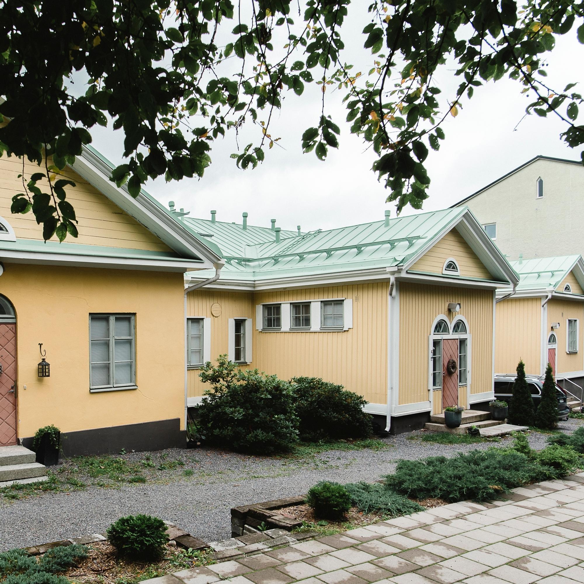 Upseerikerhosta rivitaloasunnoiksi! Lähes satavuotias talovanhus on nykyään kolmen sukupolven uniikki koti 