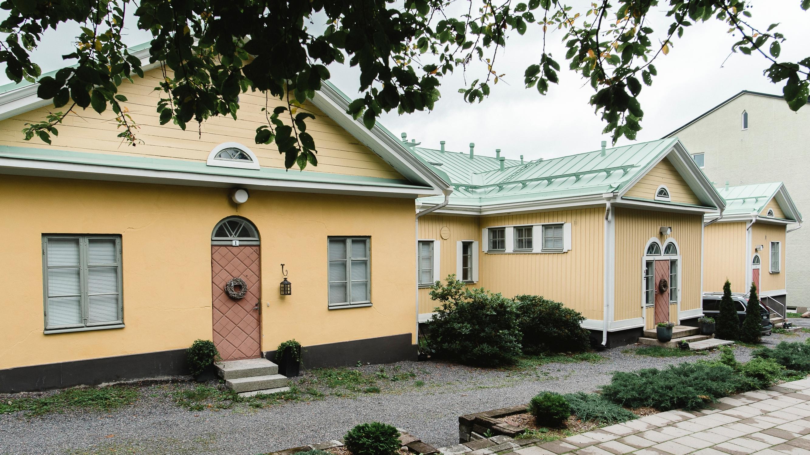 Upseerikerhosta rivitaloasunnoiksi! Lähes satavuotias talovanhus on nykyään kolmen sukupolven uniikki koti 